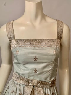 Vestido de seda tejida en azul aguamarina claro con hilos dorados metalizados