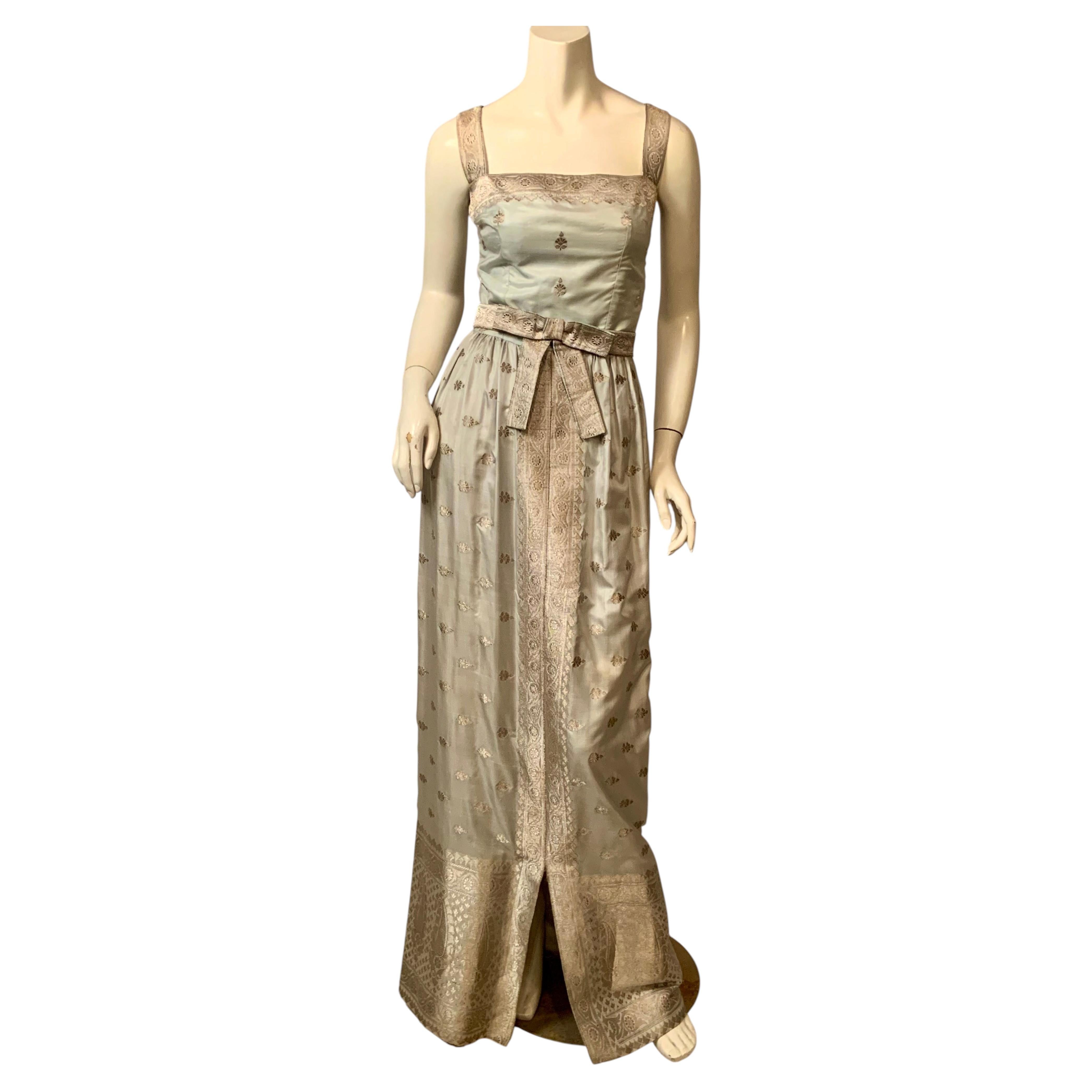 Hellblaues Seidenkleid mit gewebten Goldfäden im Angebot