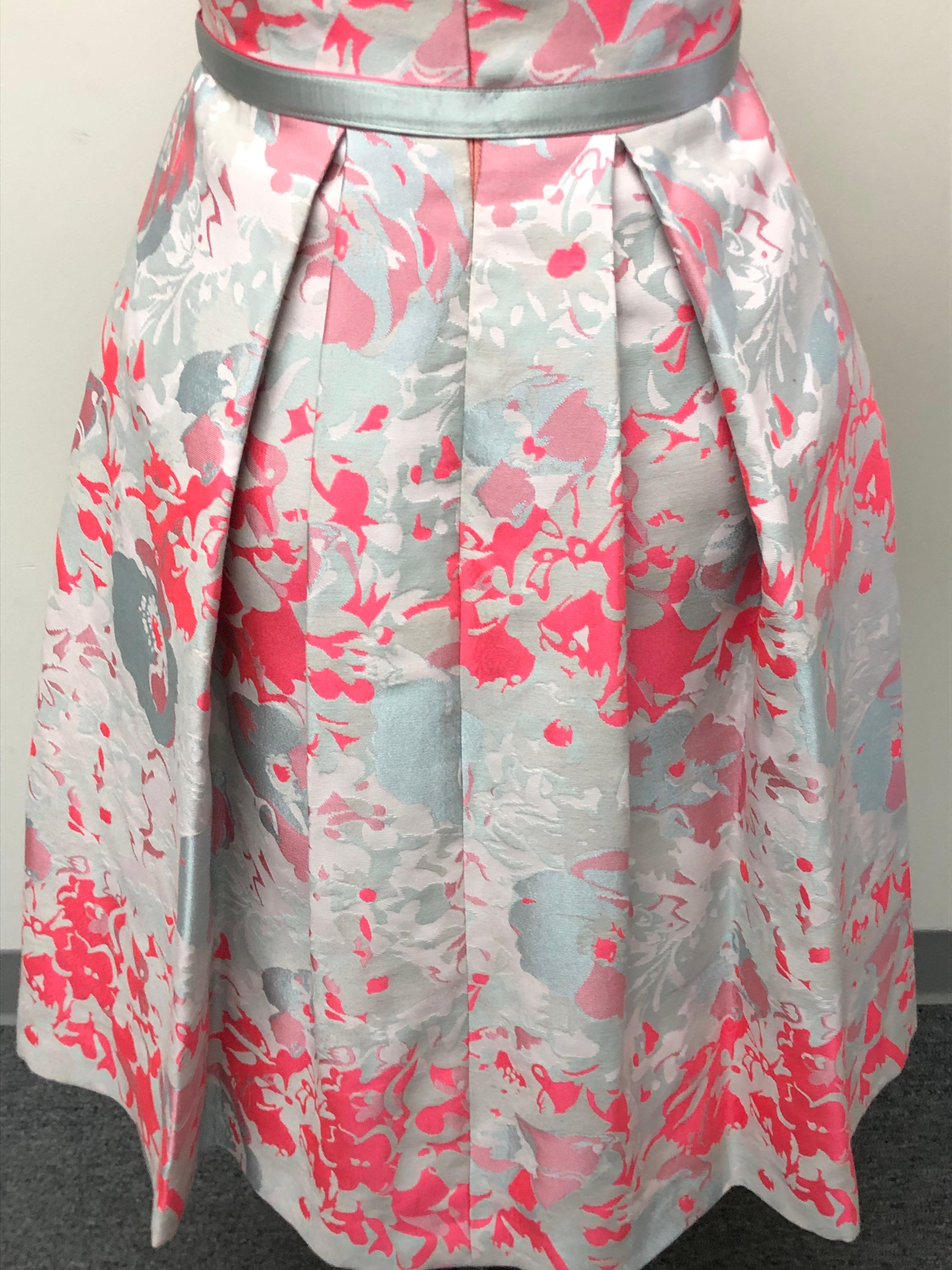 Robe plissée et évasée en coton à fleurs abstraites bleu pâle et corail en vente 3