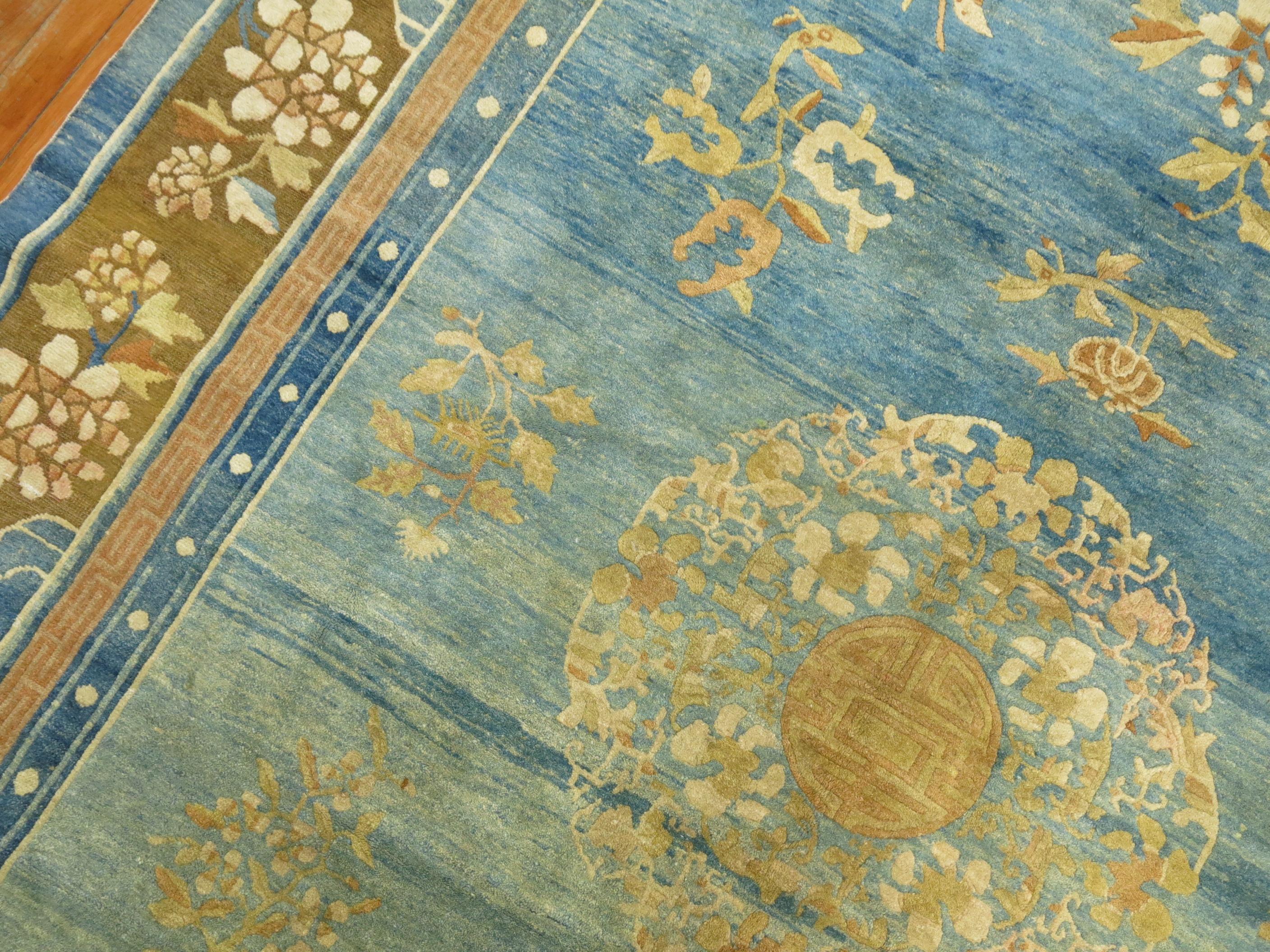 Alfombra china antigua azul pálido en Bueno estado para la venta en New York, NY