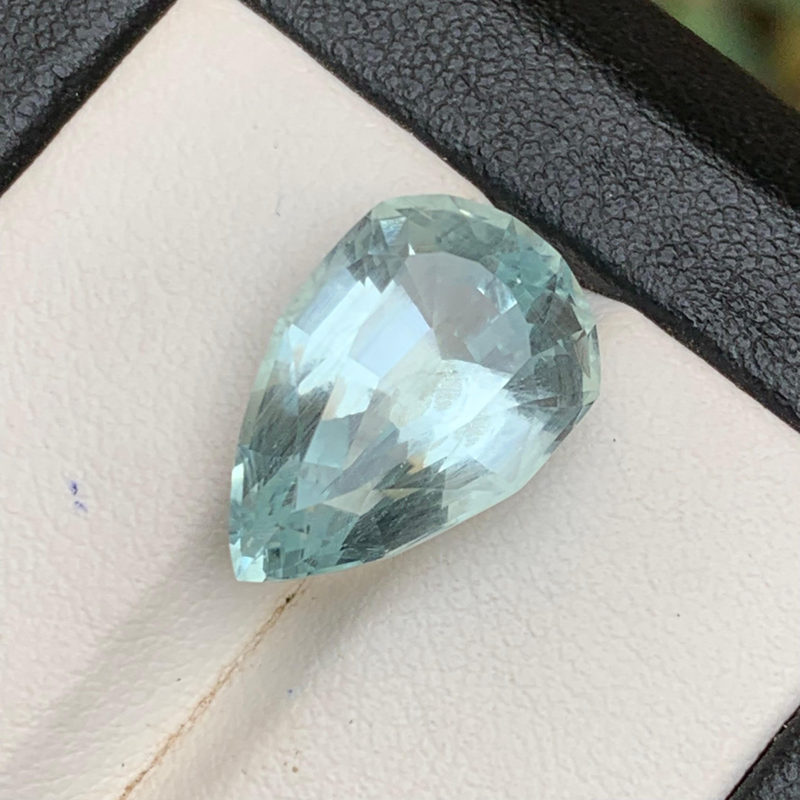 Aguamarina natural azul pálido modificada talla pera  Piedra natural suelta para joyería, anillo de compromiso, piedra de nacimiento, piedra de colección y diseño de lujo.

💎 TIPO DE GEMA: Aguamarina 
⚖️ PESO: 8,19 Quilates
FORMA Y TALLADO: Corte