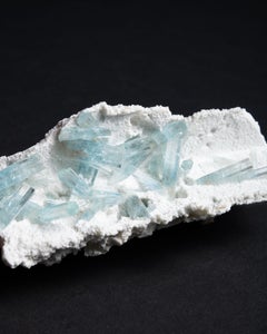Cristales de aguamarina azul pálido sobre matriz de feldespato blanco brillante
