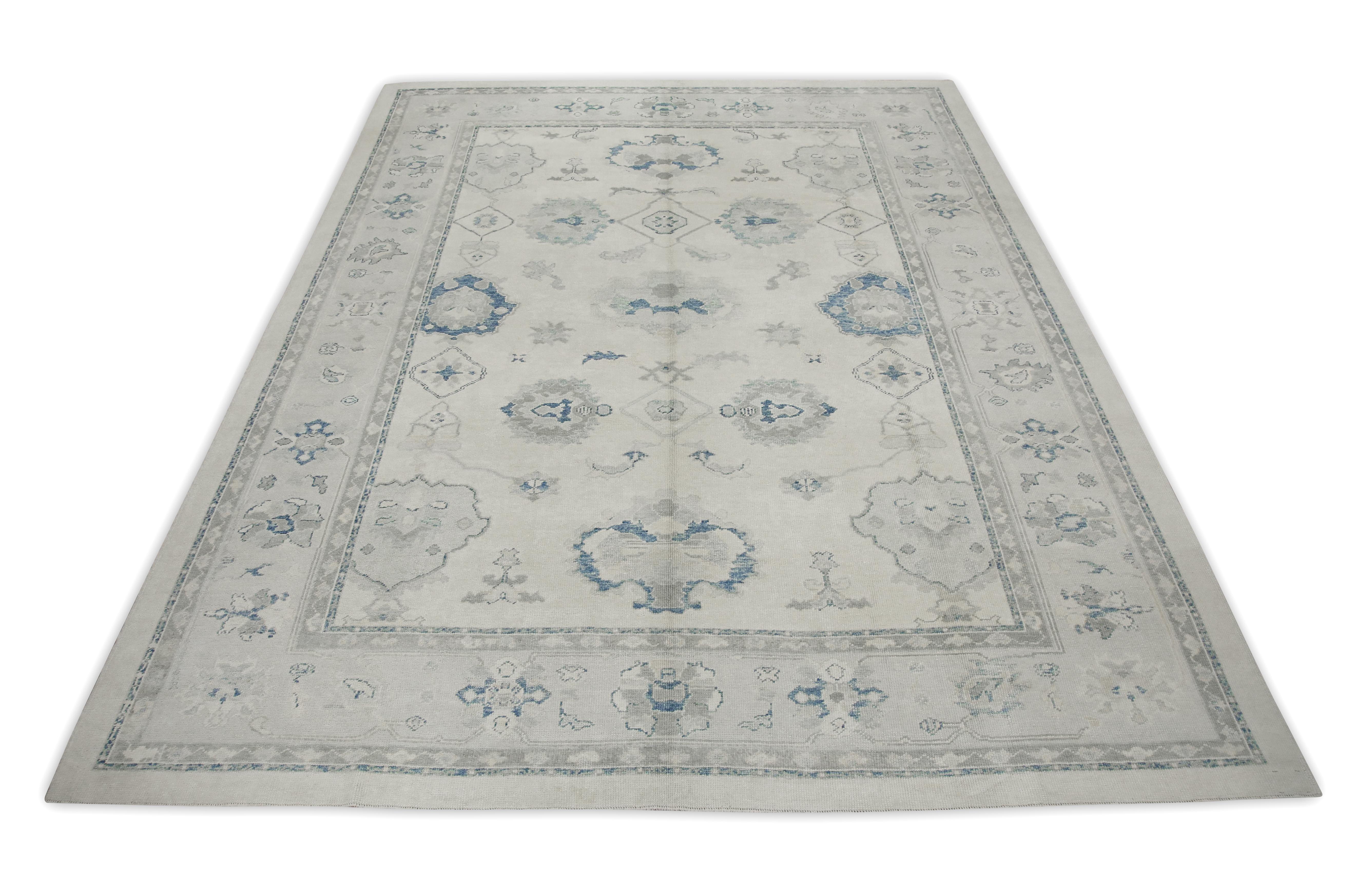 Handgewebter türkischer Oushak-Teppich in Blassblau & Beige mit Blumenmuster 10'6