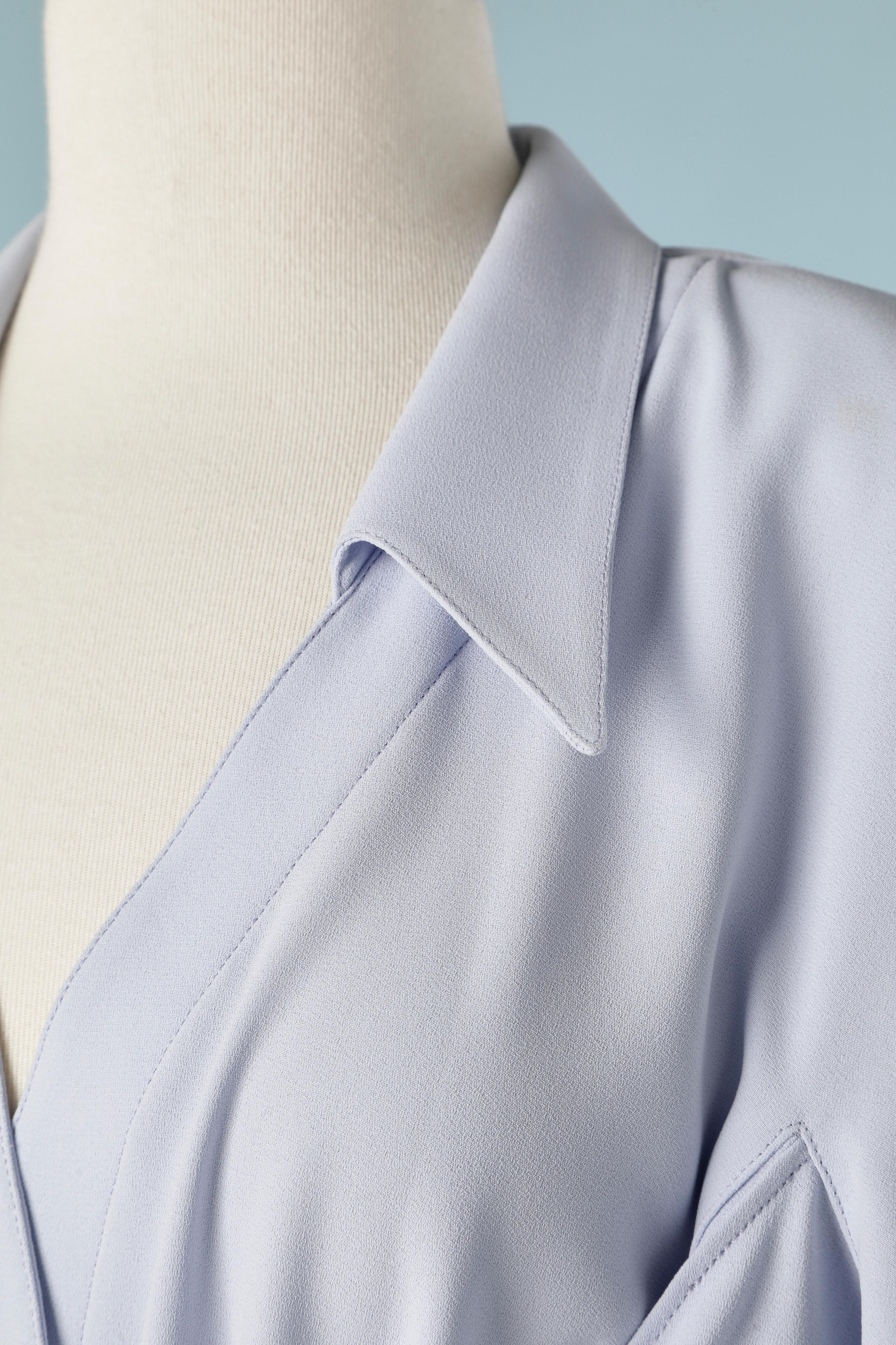 Robe de cocktail bleu pâle avec lien autour du buste. Manches raglan. Mince pad d'épaule. Composition du tissu : 100% polyester (aspect crêpé) 
TAILLE 40( fR) M (One) 