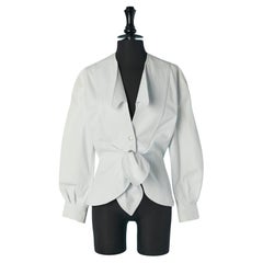 Blassblaue Baumwolljacke mit Schleife in der Mitte der Vorderseite Thierry Mugler