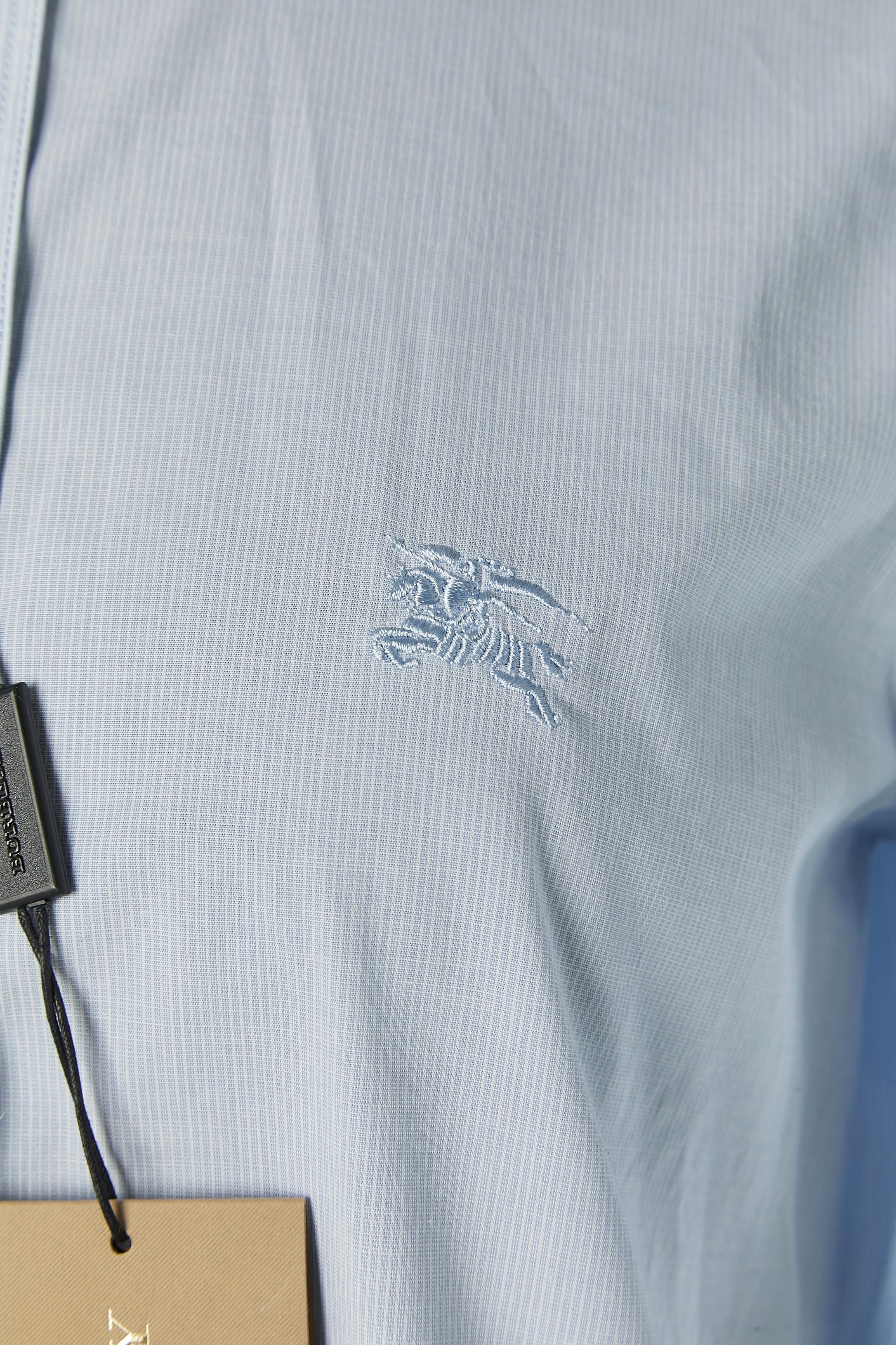 Gris Chemise BURBERRY BRIT à rayures très fines, bleu pâle, neuve en vente