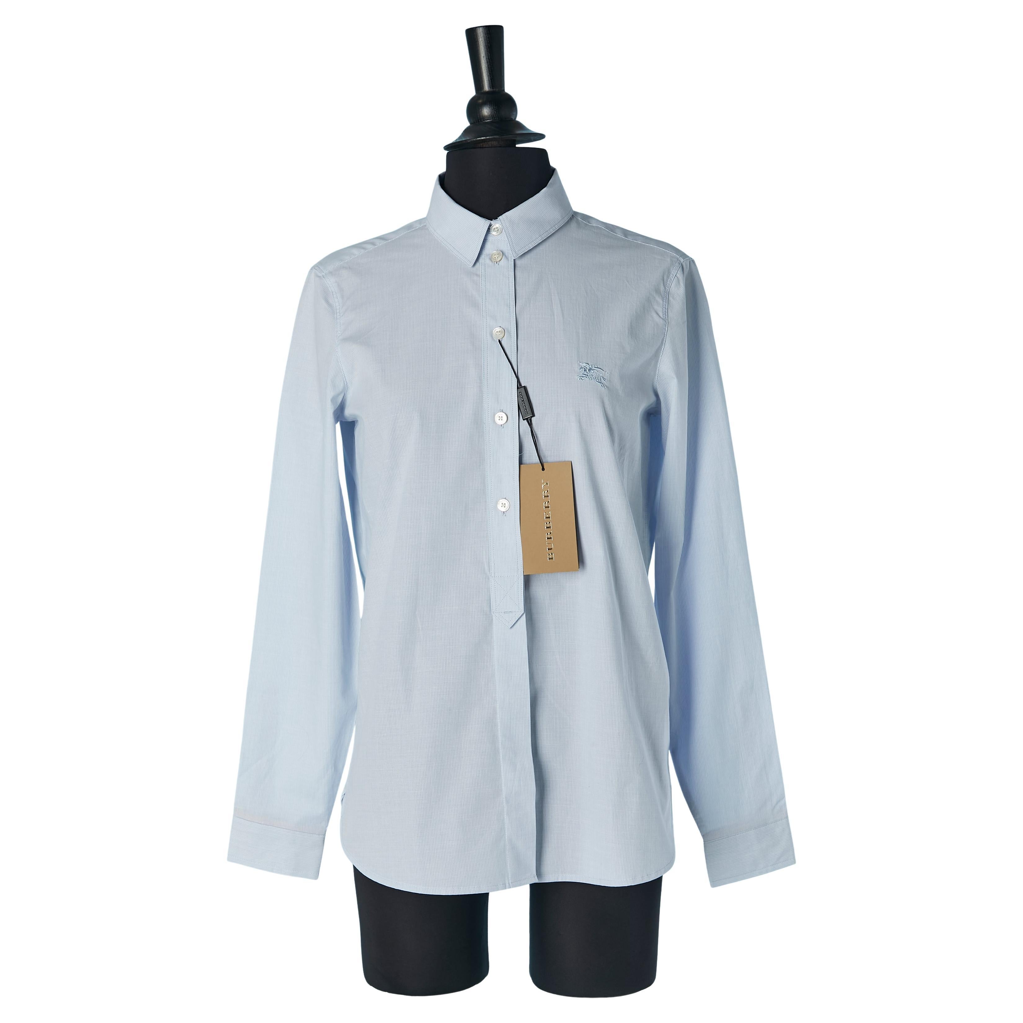 Chemise BURBERRY BRIT à rayures très fines, bleu pâle, neuve en vente