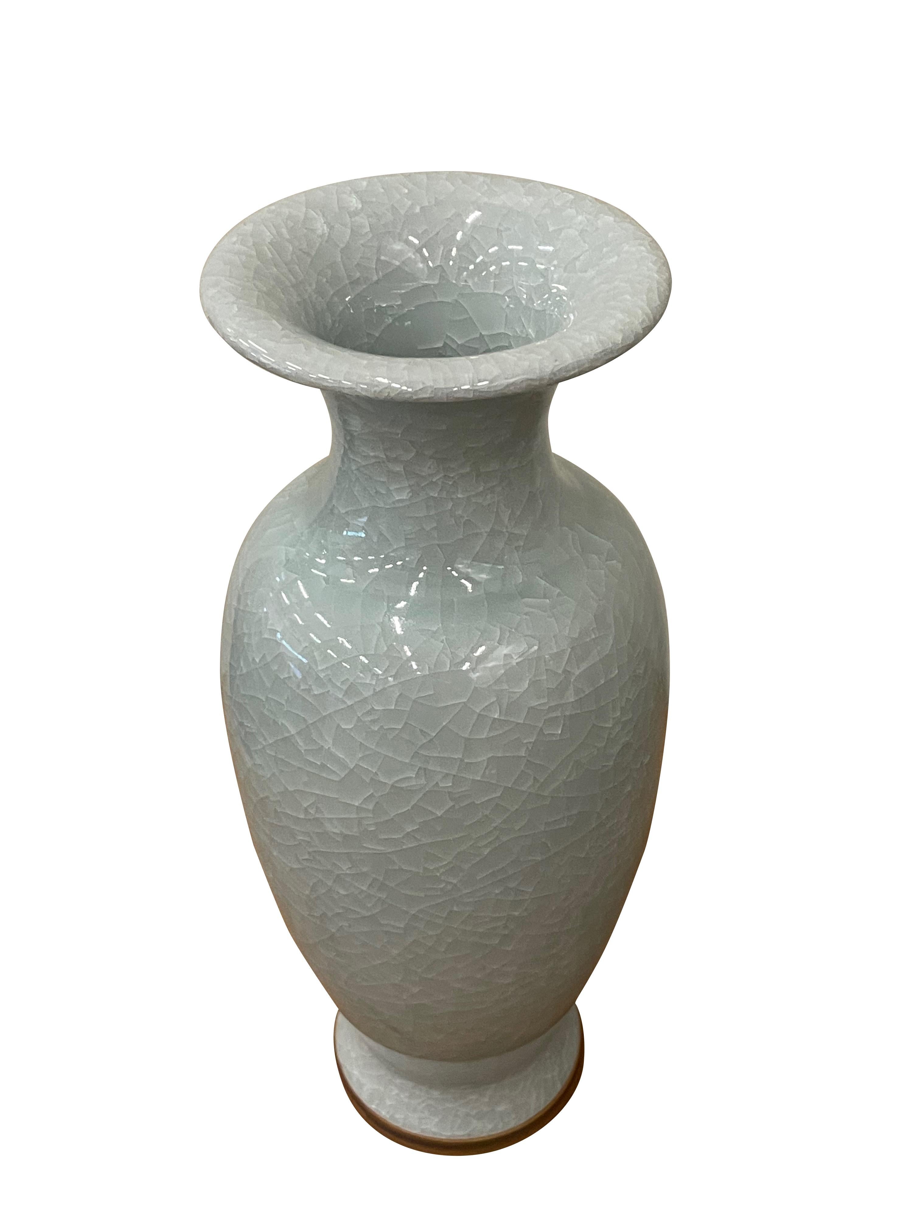 Vaso cinese contemporaneo di colore blu chiaro con smalto crepla.
Forma di tulipano cilindrico alto.
Due disponibili e venduti singolarmente.