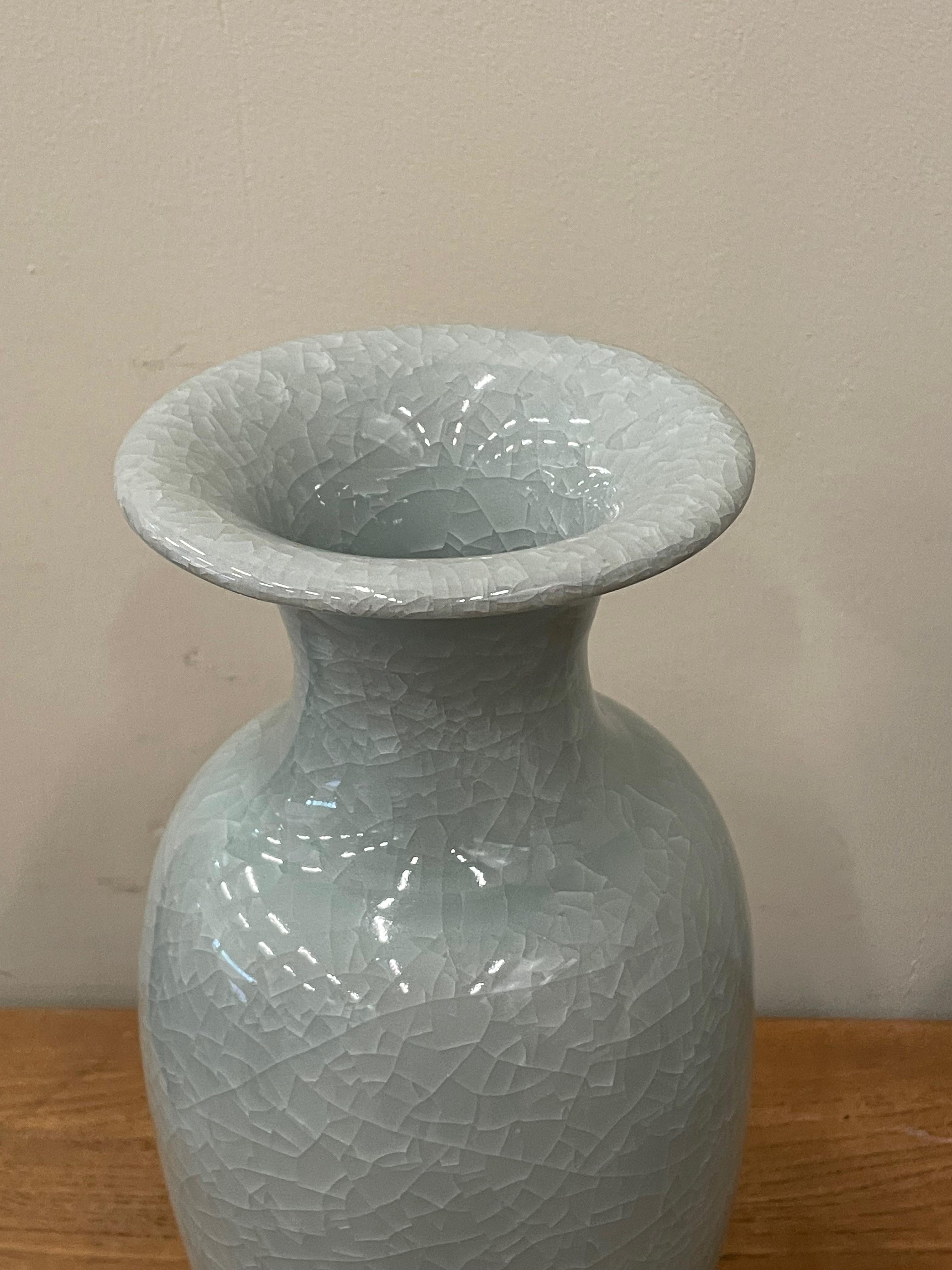Cinese Vaso cilindrico alto a forma di tulipano con smalto craquelé blu pallido, Cina, Contemporaneo in vendita