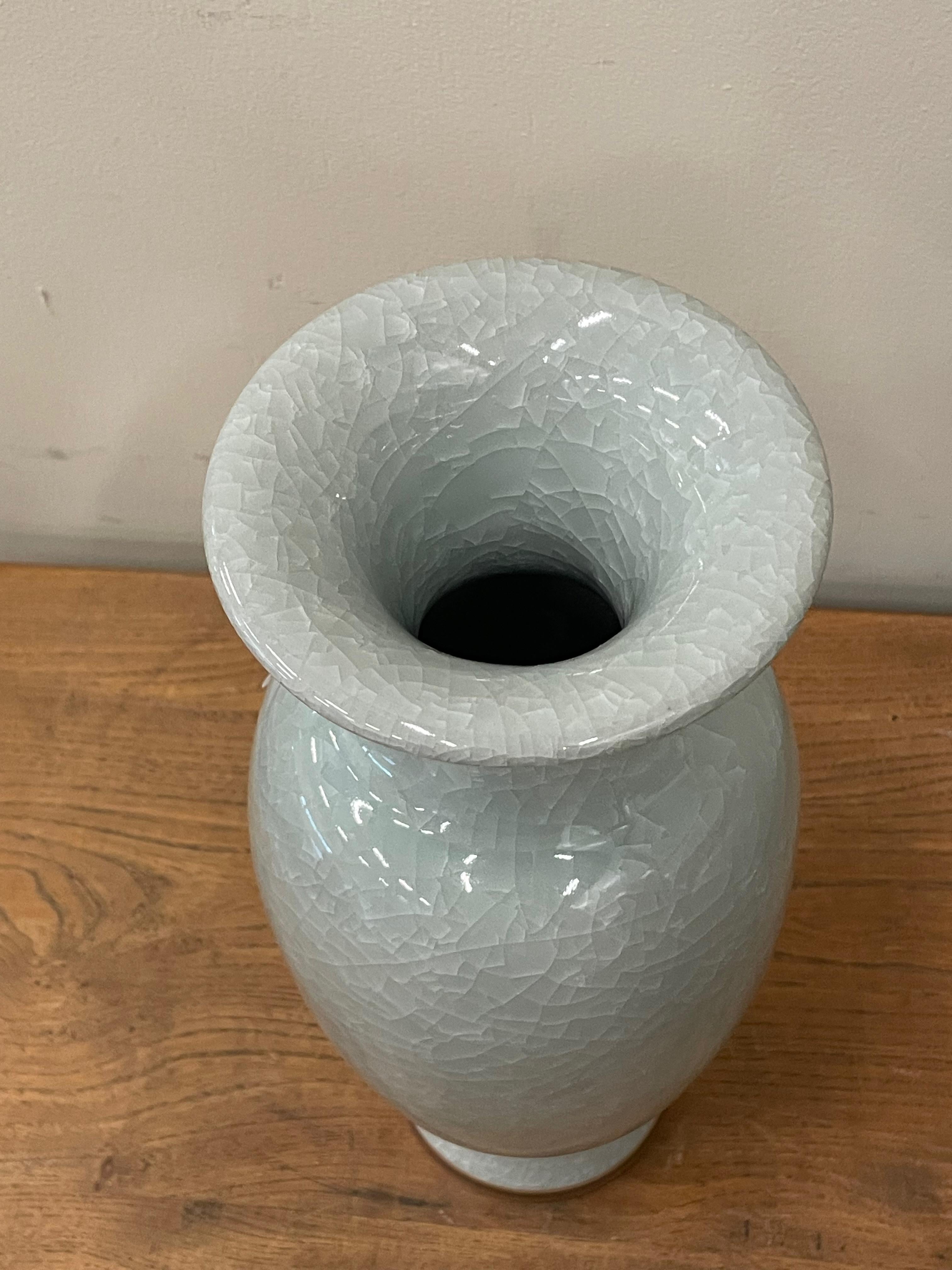 Vaso cilindrico alto a forma di tulipano con smalto craquelé blu pallido, Cina, Contemporaneo In condizioni Nuovo in vendita a New York, NY