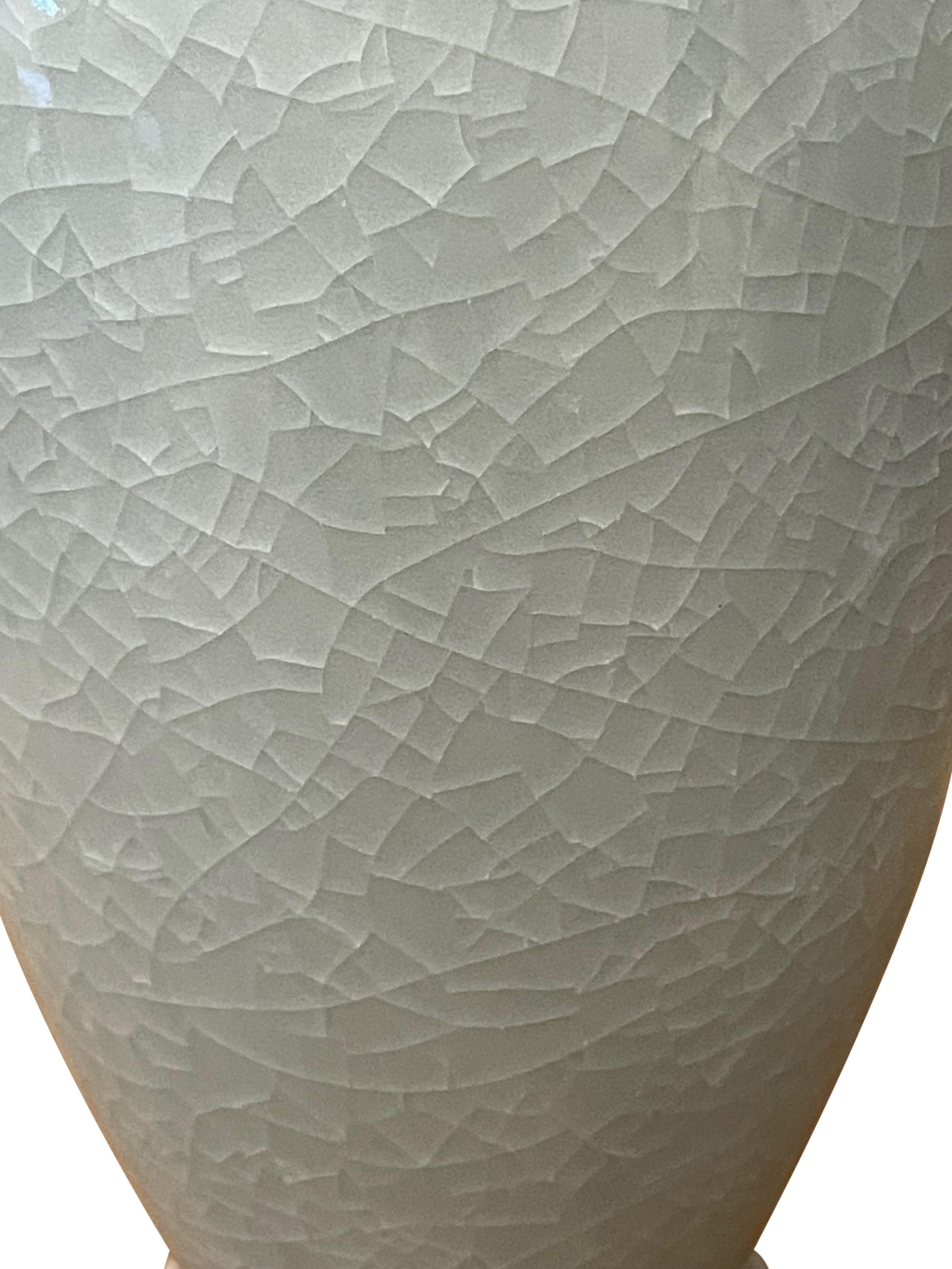 XXI secolo e contemporaneo Vaso cilindrico alto a forma di tulipano con smalto craquelé blu pallido, Cina, Contemporaneo in vendita
