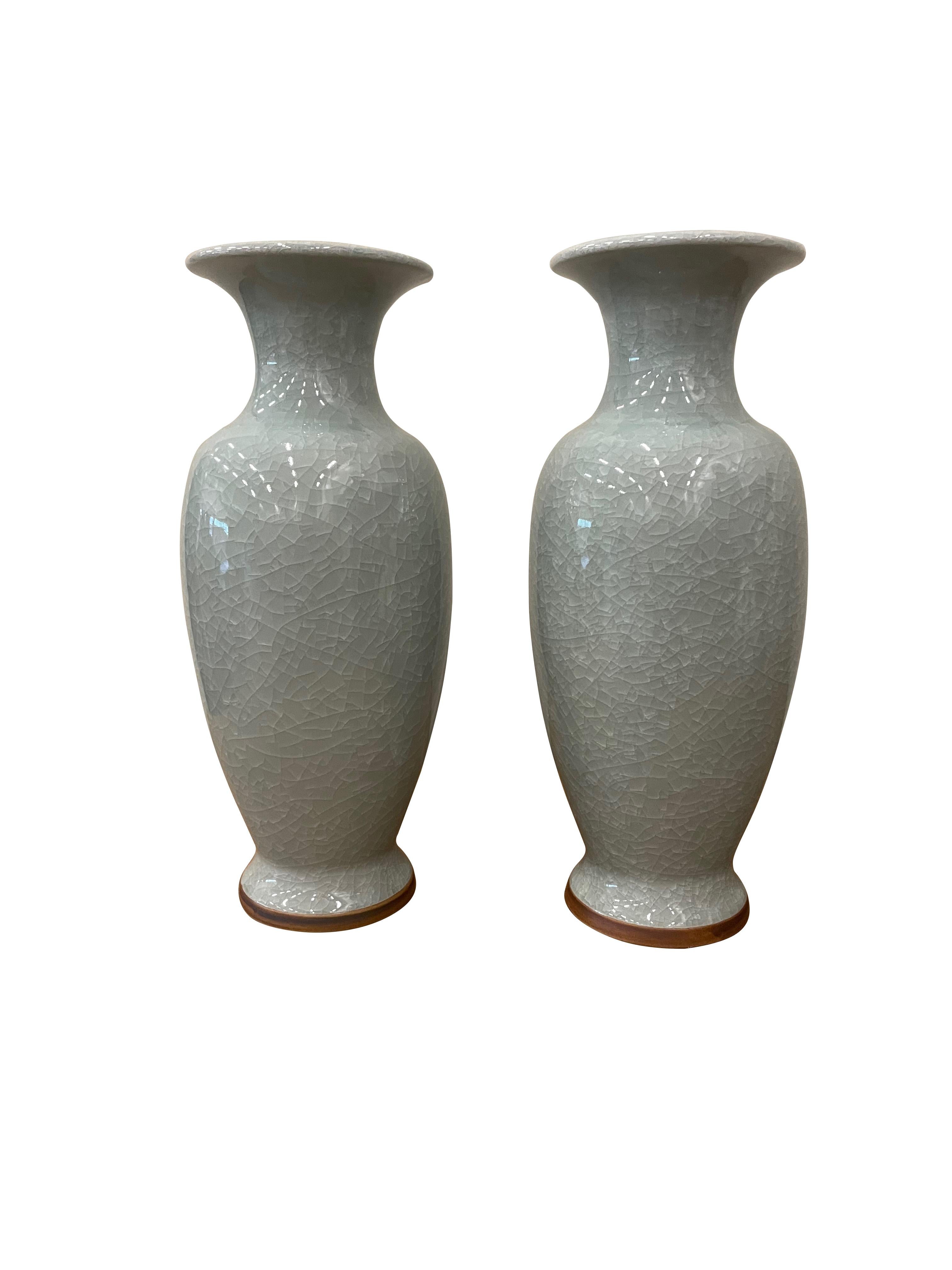 Ceramica Vaso cilindrico alto a forma di tulipano con smalto craquelé blu pallido, Cina, Contemporaneo in vendita