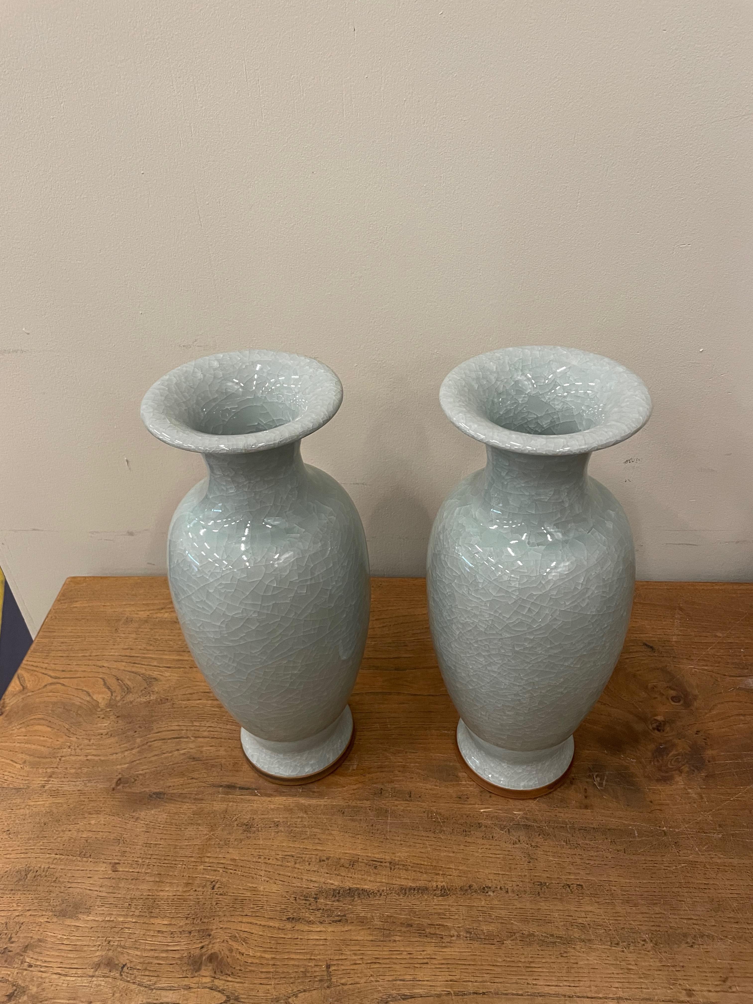 Vaso cilindrico alto a forma di tulipano con smalto craquelé blu pallido, Cina, Contemporaneo in vendita 1