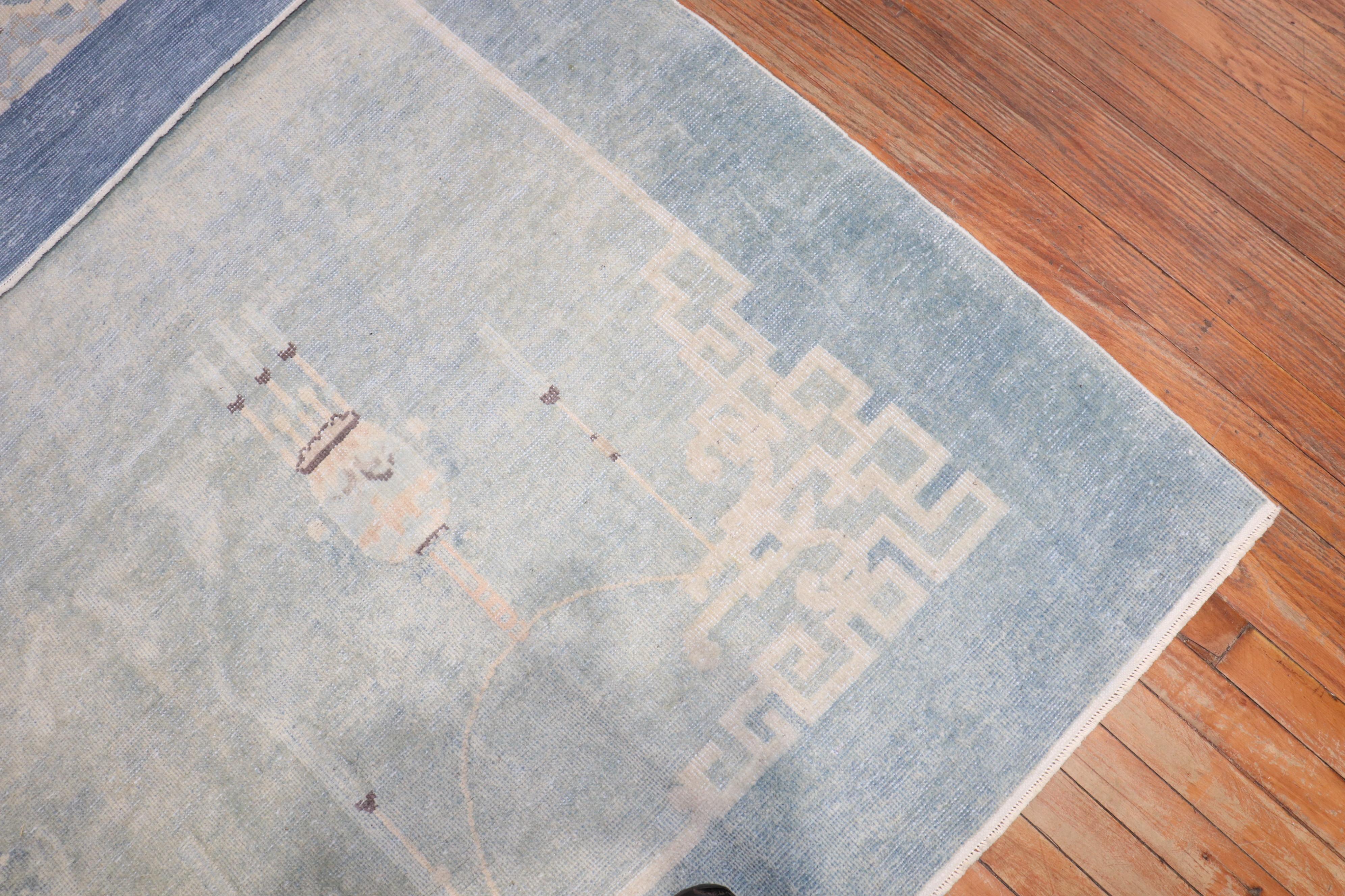 Chinesischer blassblauer Teppich des frühen 20. Jahrhunderts (Moderne der Mitte des Jahrhunderts) im Angebot