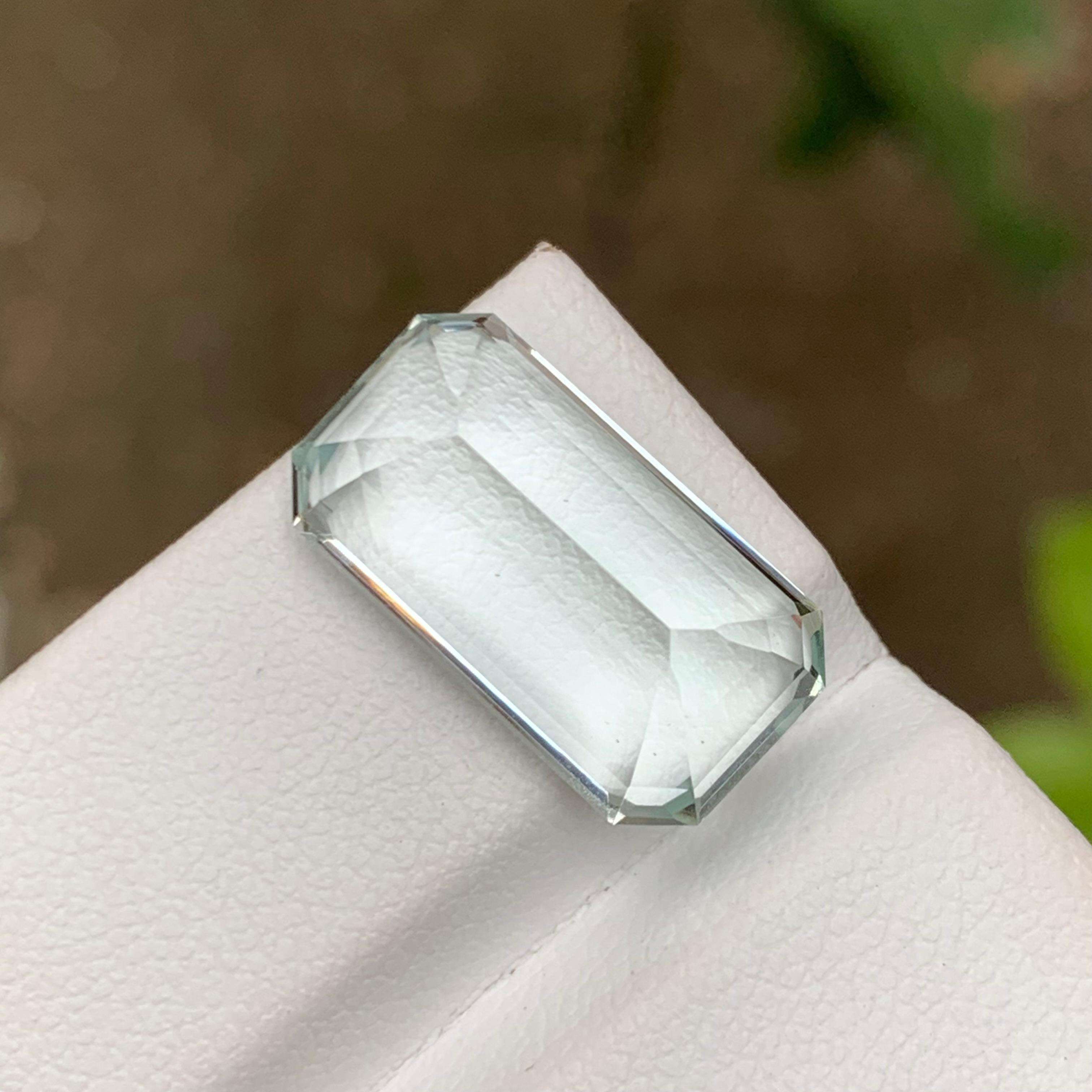 Women's or Men's Pale Blue Emerald Cut Natural Aquamarine Gemstone, 9.60 Ct for Necklace Pendant For Sale