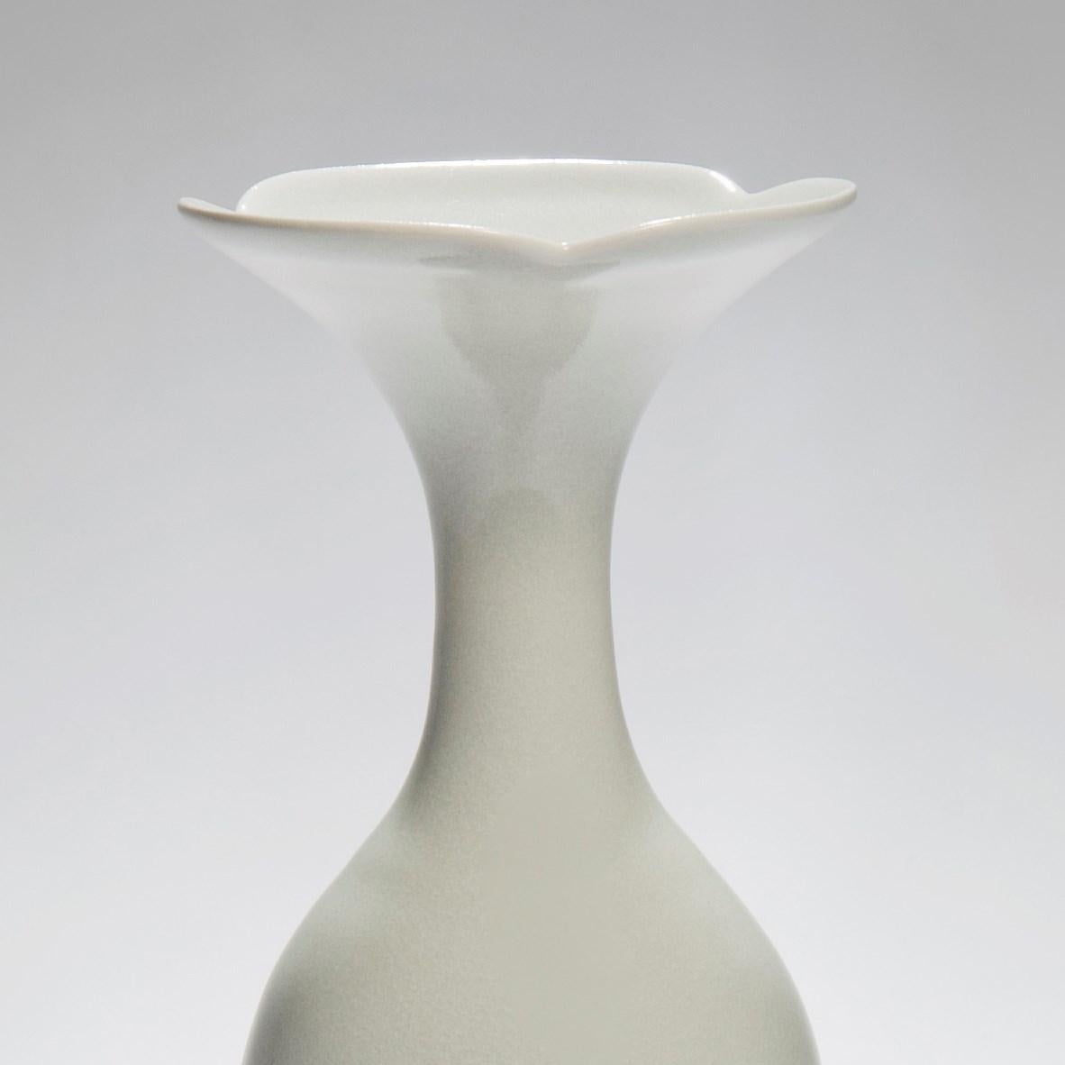 Britannique  Vase en porcelaine cladon avec fleur bleu ple et bord en feuillage de Vivienne Fole en vente