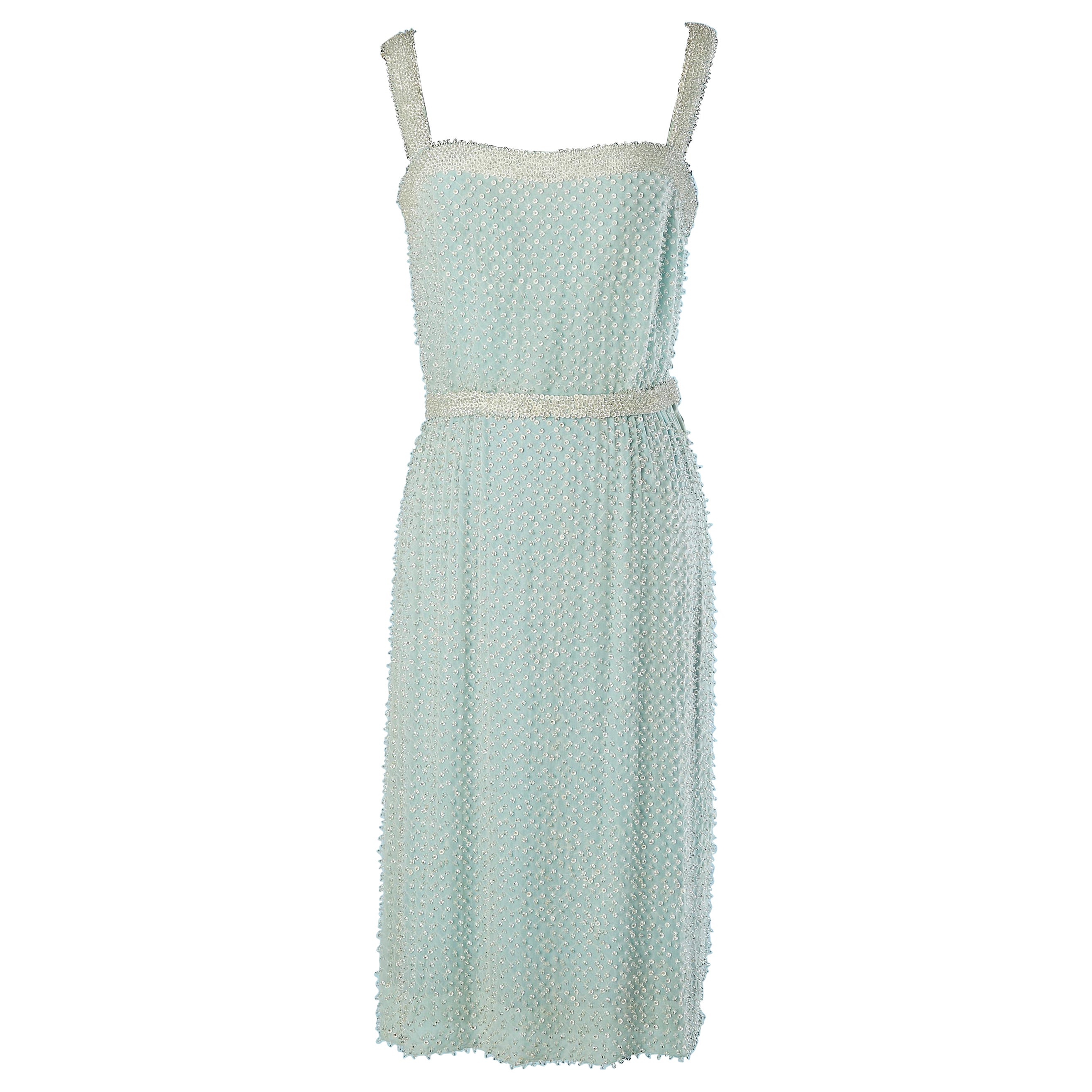 Robe de cocktail bleu pâle entièrement perlée Circa 1960