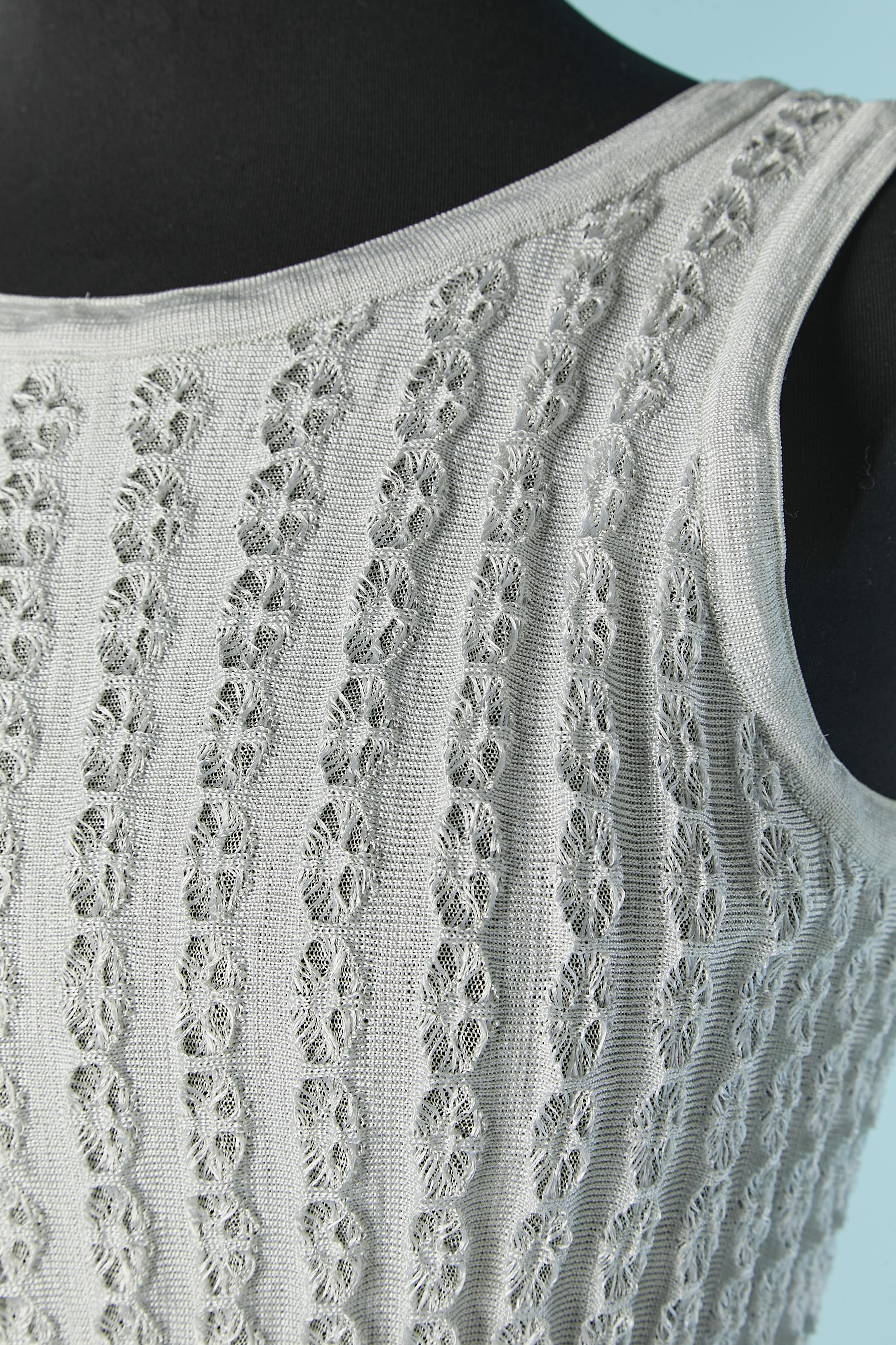 Robe de cocktail en jacquard sans manches, bleu-gris pâle. Composition du tissu : 95% rayonne, 5% nylon (fil de nylon transparent rigide) 
Fermeture à glissière invisible au milieu du dos. 
TAILLE 42 (It) 38 (Fr) 6 (US)