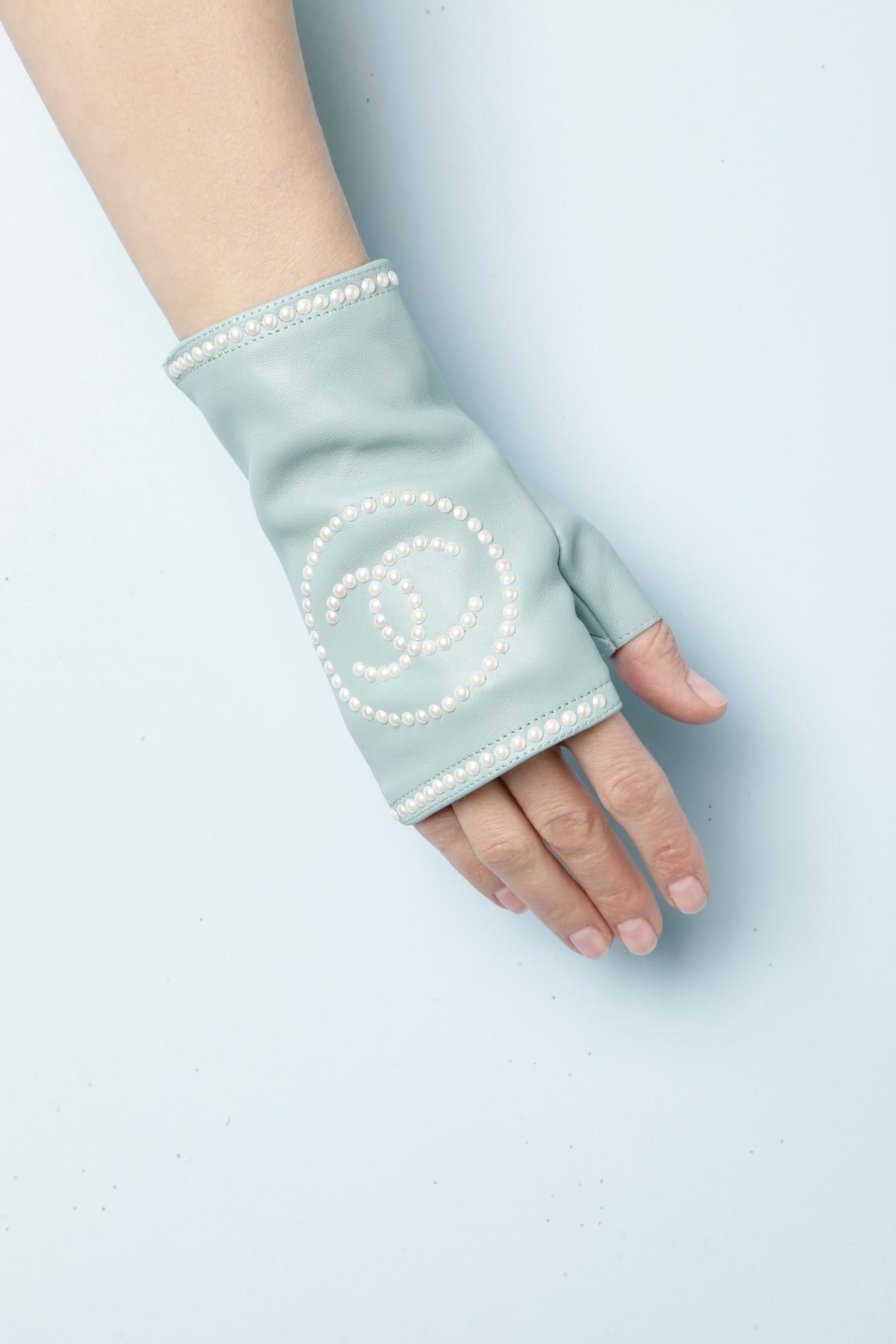 Pale blue leather mittens with mother-of-shell studs decoration.
NEW with tag.
SIZE 7,5 (lenght= 14, cm width = 8cm)