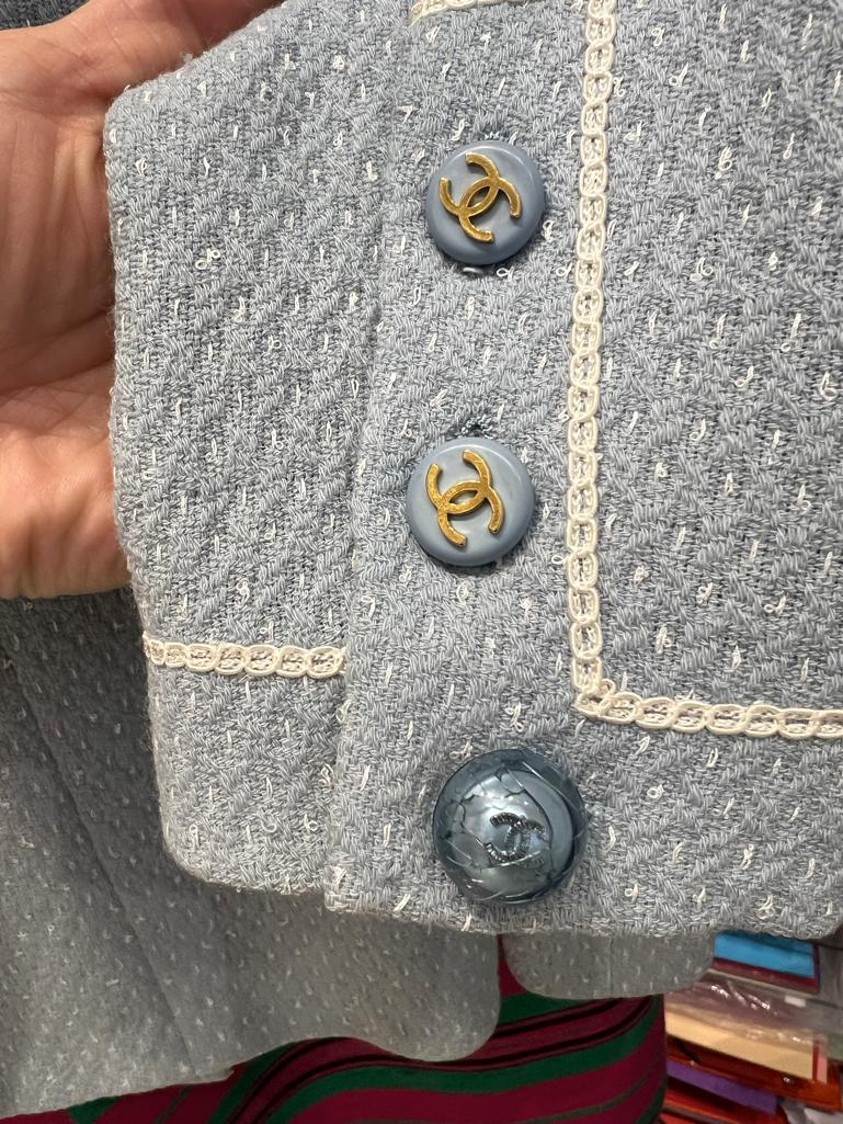 Veste longue en tweed bleu pâle à simple boutonnage CHANEL Boutique fo Bergdorf Goodman en vente 5