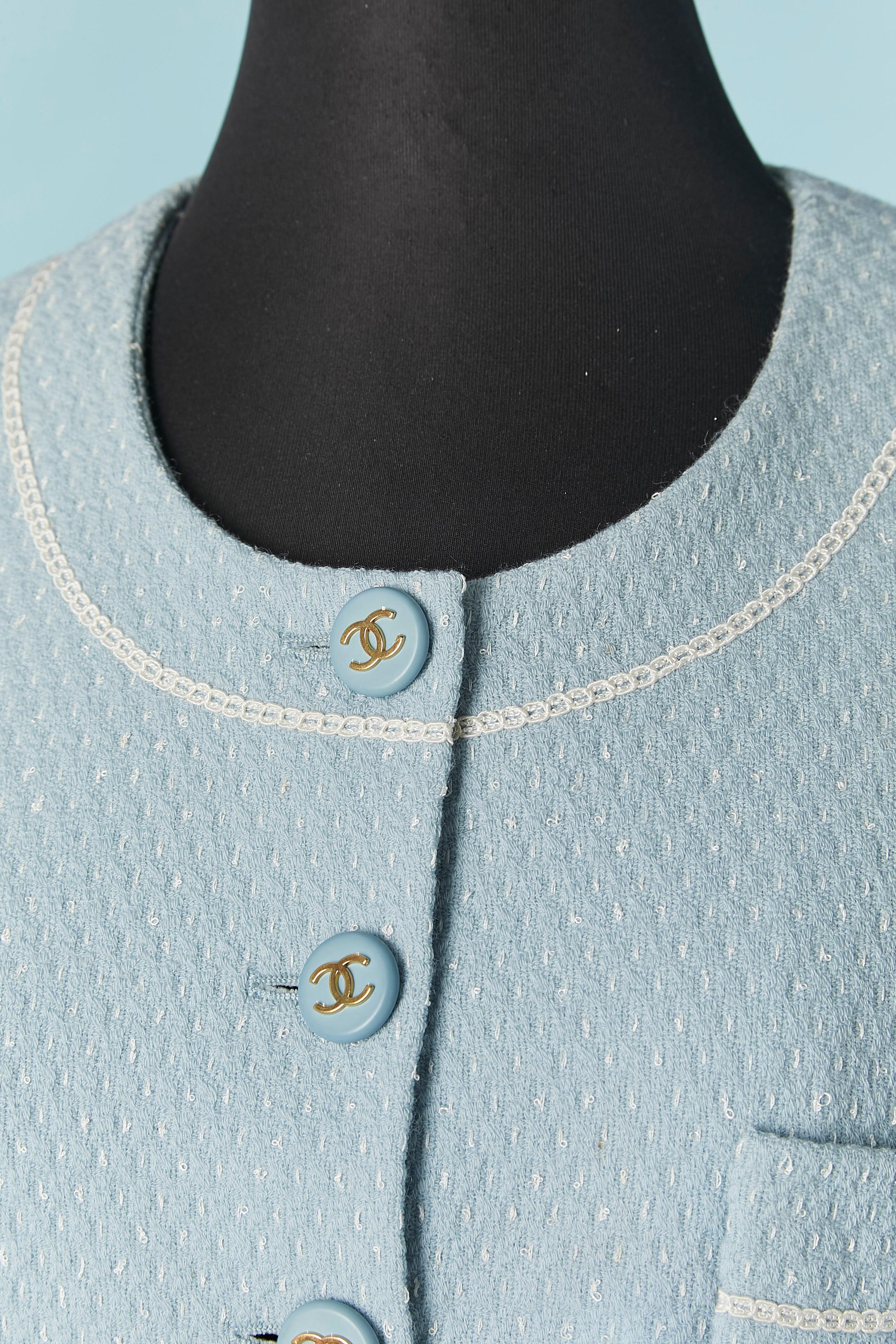 Veste longue en tweed bleu pâle à simple boutonnage. Composition du tissu principal : 90% laine, 10% polyester. Doublure en soie. 
Pad d'épaule. Boutons et boutonnières de marque sur le milieu du devant et sur les poignets ( 2 boutons ont été