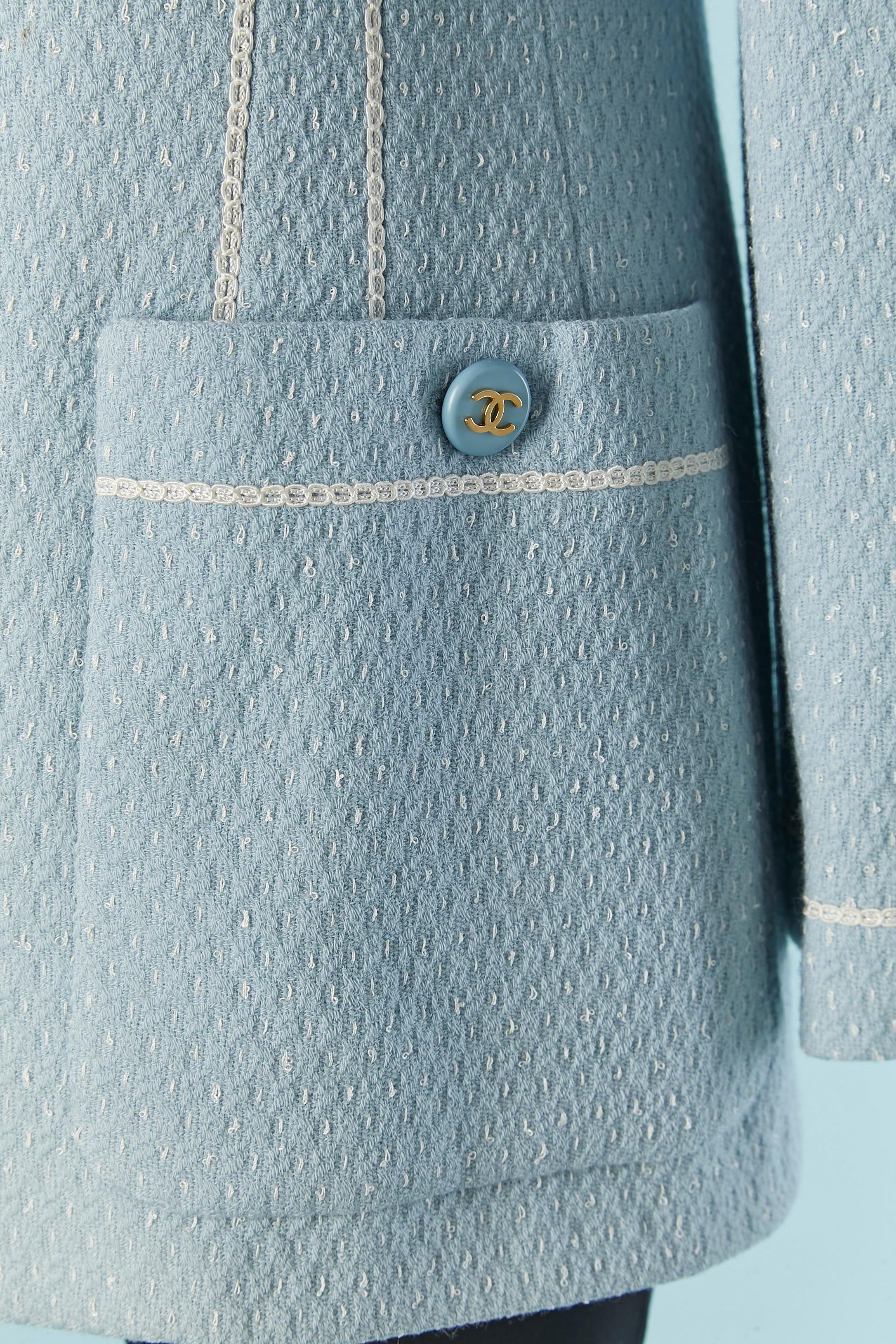 Bleu Veste longue en tweed bleu pâle à simple boutonnage CHANEL Boutique fo Bergdorf Goodman en vente