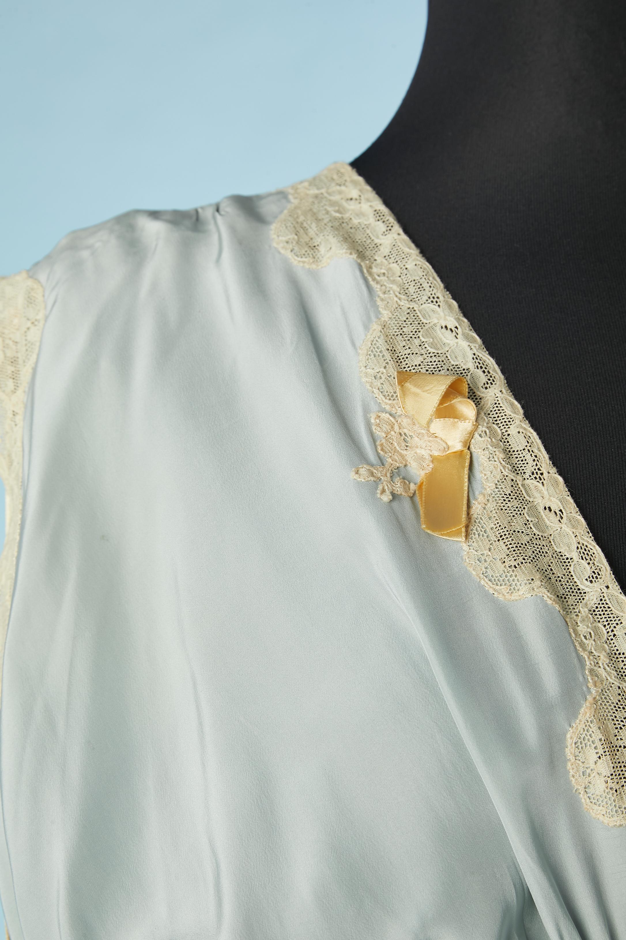Camisón azul pálido con borde de encaje CiRCA Años 40 Gris en venta