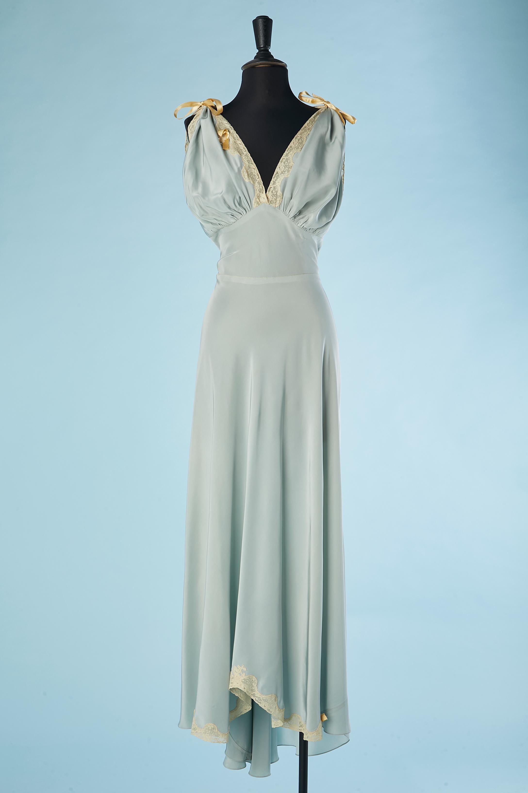 Camisón azul pálido con borde de encaje CiRCA Años 40 en Excelente estado para la venta en Saint-Ouen-Sur-Seine, FR