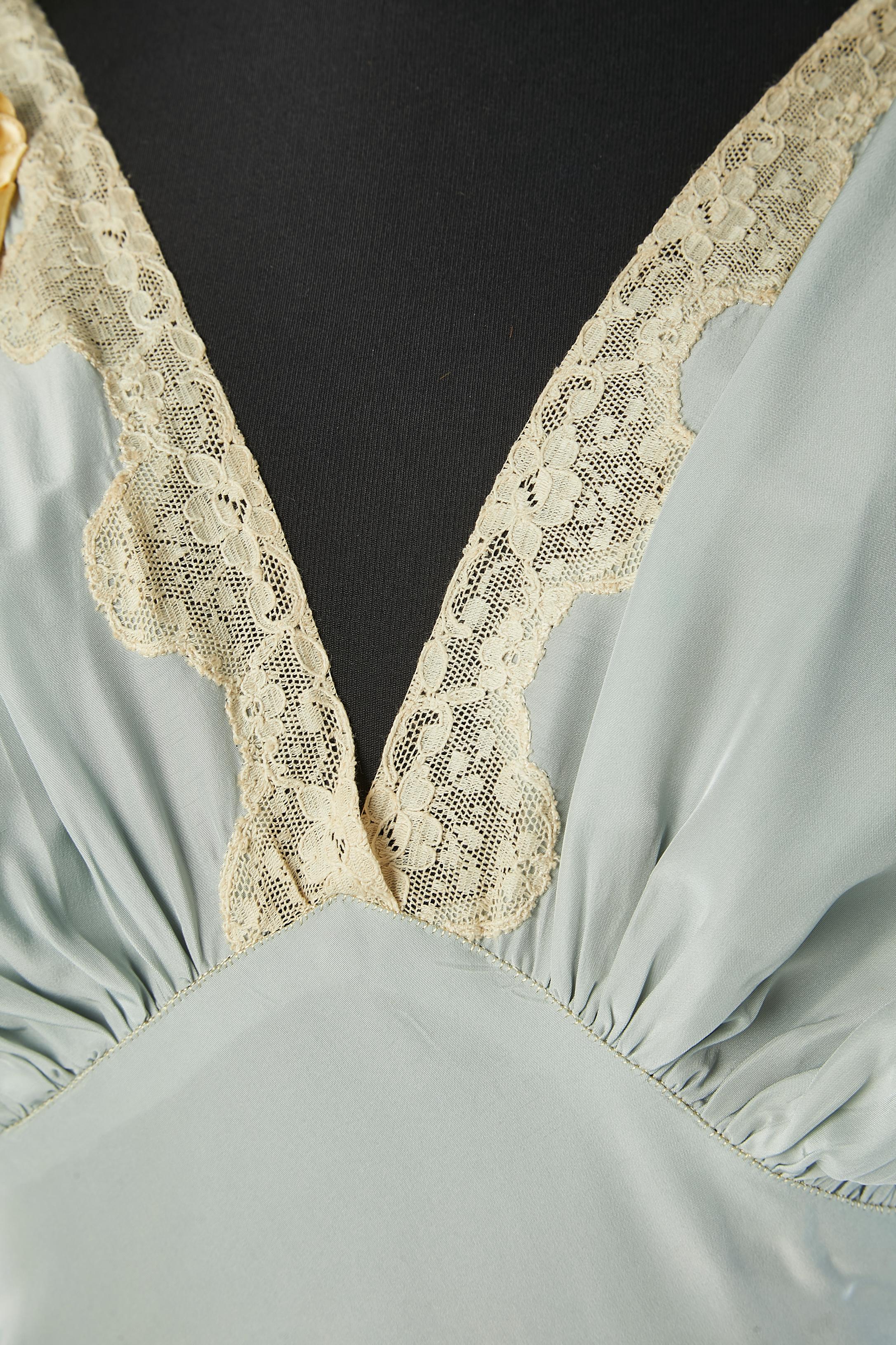 De las mujeres Camisón azul pálido con borde de encaje CiRCA Años 40 en venta