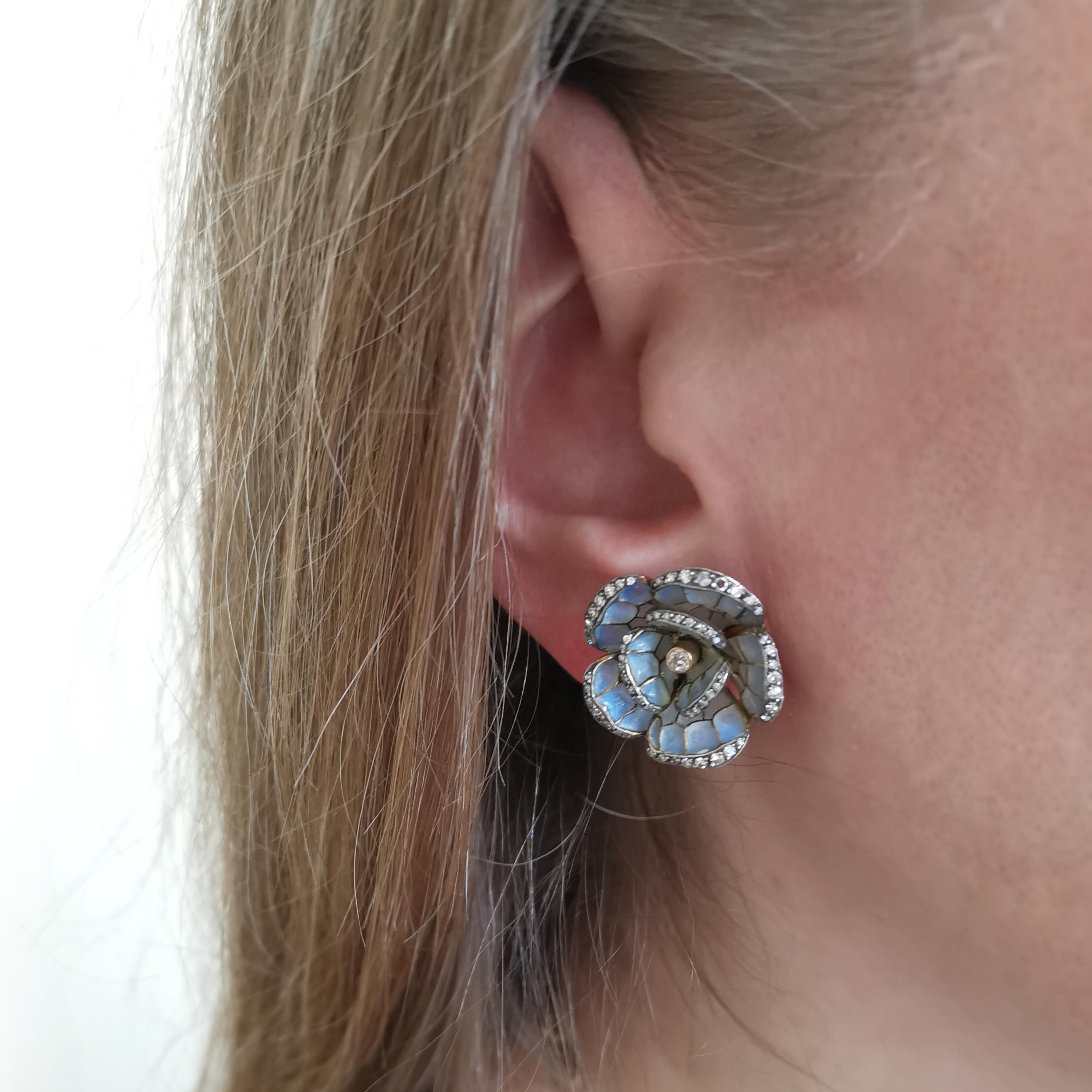 Moderne Boucles d'oreilles à fleurs « a Jour » en émail bleu pâle, diamant et or en vente