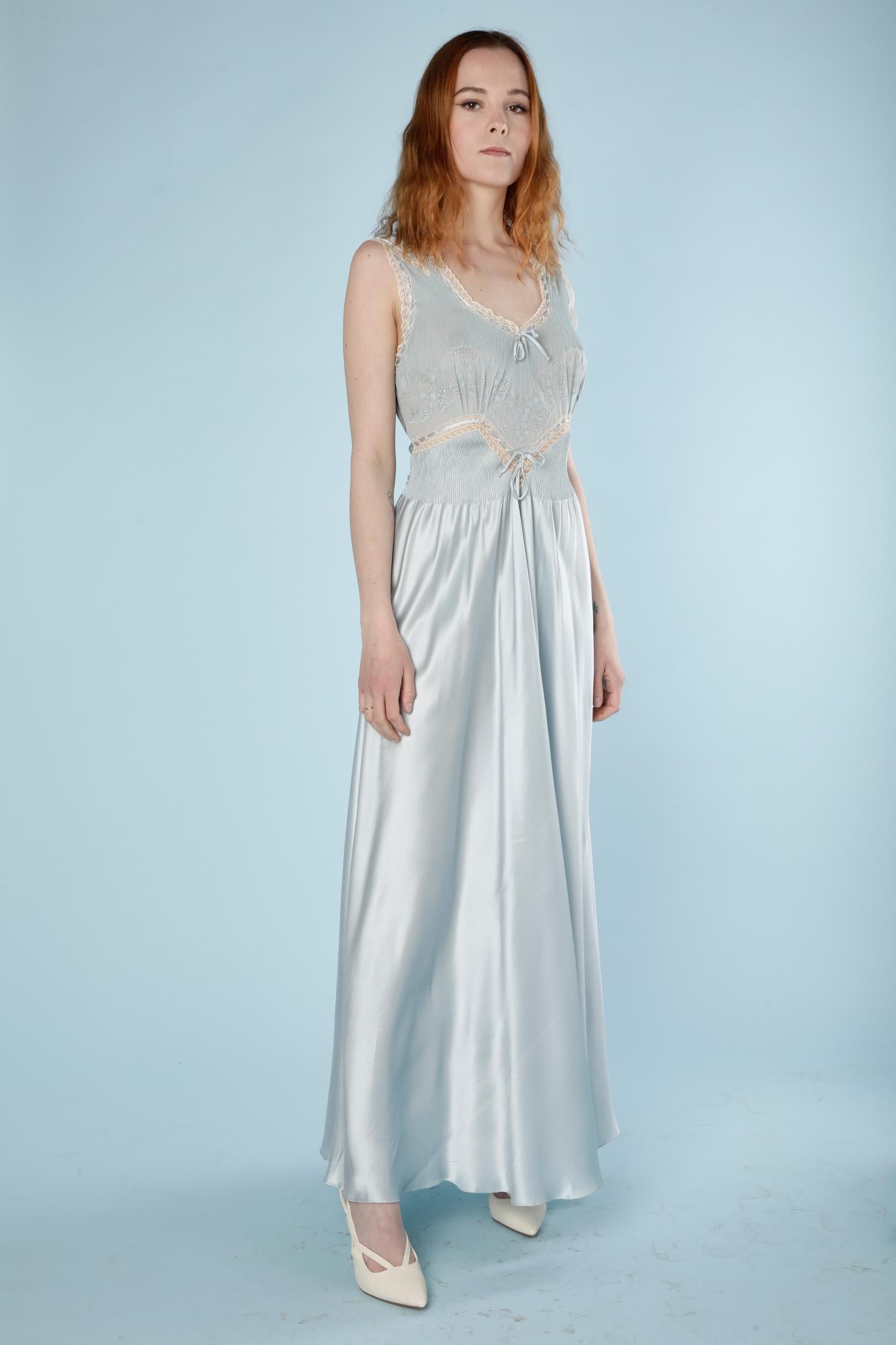 Pale blue silk and lace Sleeping gown Circa 1930
SIZE M (Fr 38)