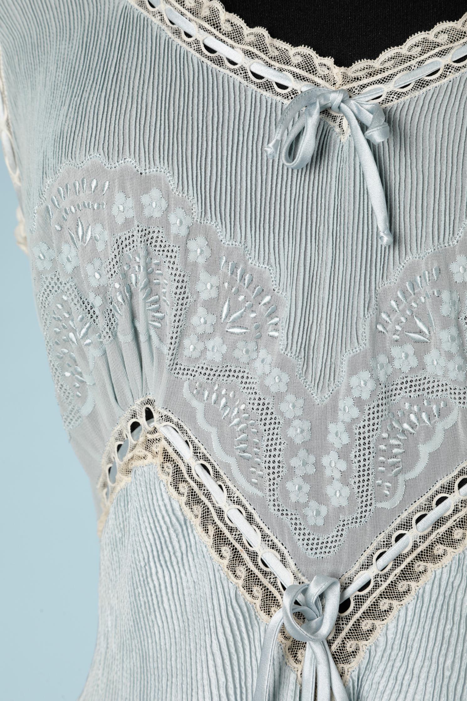 Pale blue silk , lace and embroideries Sleeping gown Circa 1930 In Good Condition In Saint-Ouen-Sur-Seine, FR