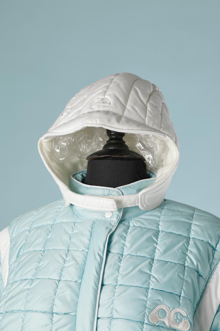 Pale blue ski suit ensemble with white cagoule. Jacket outer shell: 85% polyamide, 15% polyester. Filling: 100% polyester. Pant: 70% acrylic, 30% wool. Cagoule: 100% cotton.
Detachable sleeves wit zip.
SIZE B (M)
