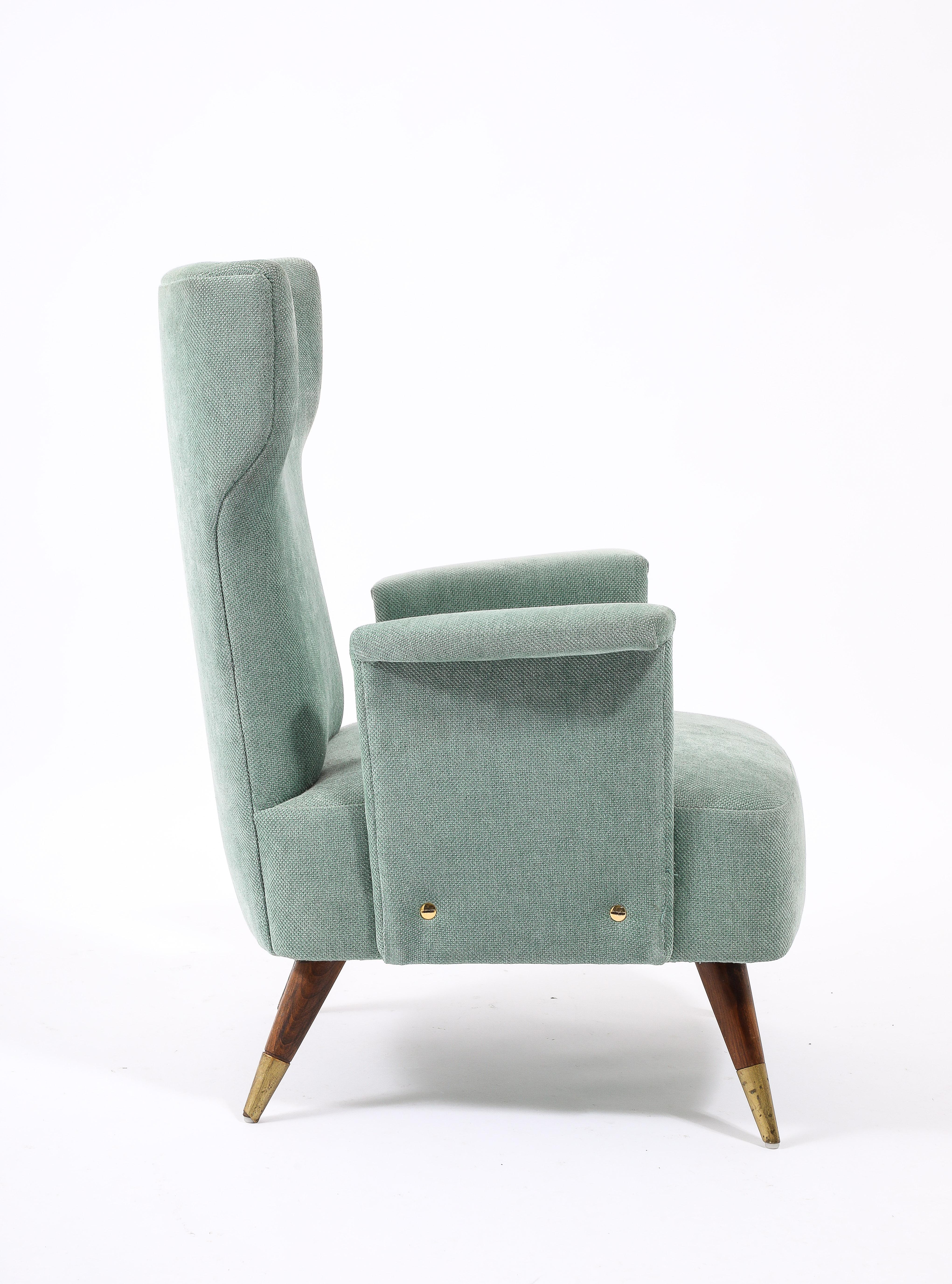 Coppia di poltrone imbottite in cotone azzurro nello stile di Paolo Buffa su gambe in ciliegio con accenti in ottone.
