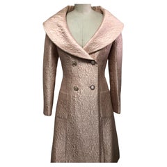 Manteau croisé à col portrait en matelasse rose pâle avec boutons Diamonte