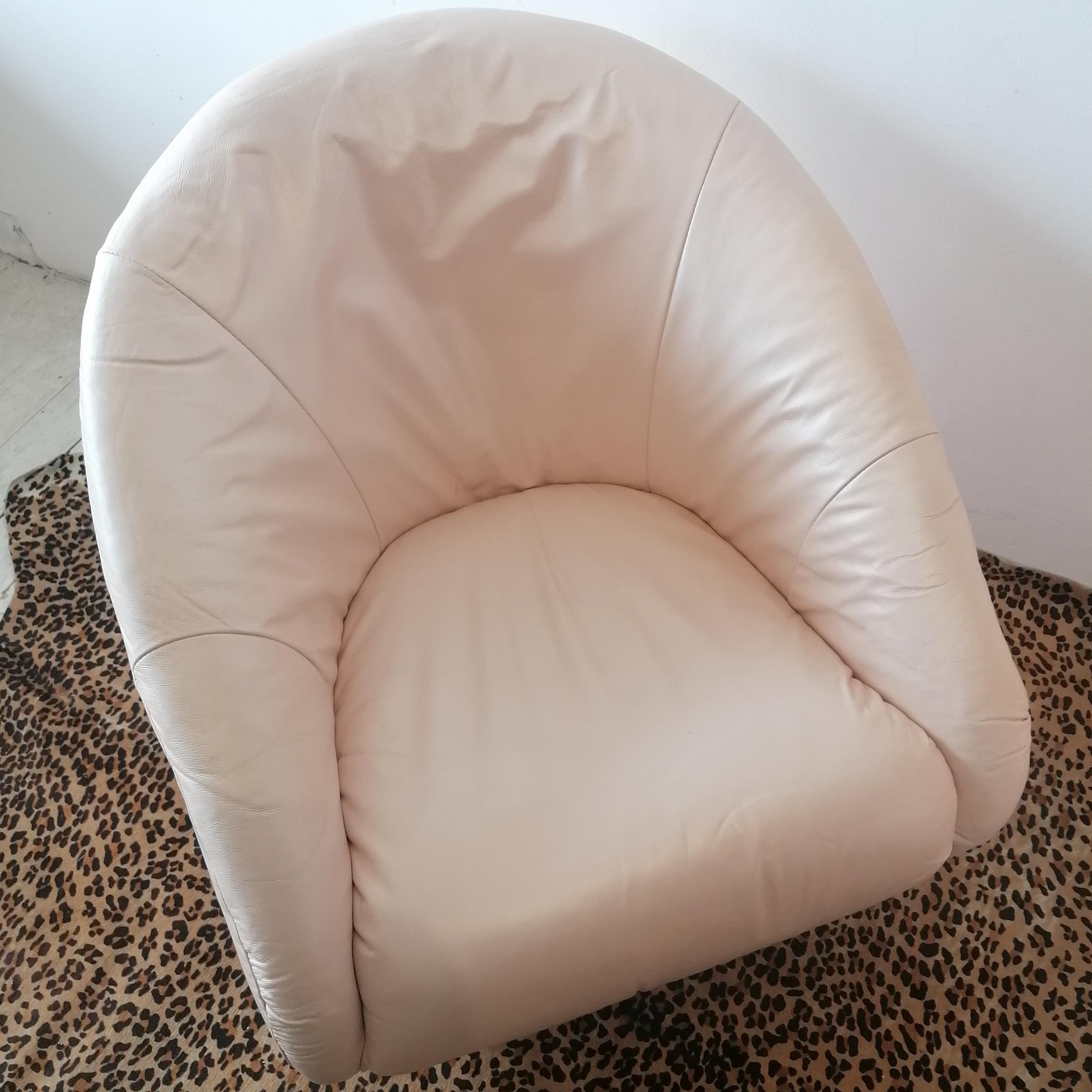 Pale blush pink pearlised leather swivel lounge chair by Natuzzi Italy 1980s 1