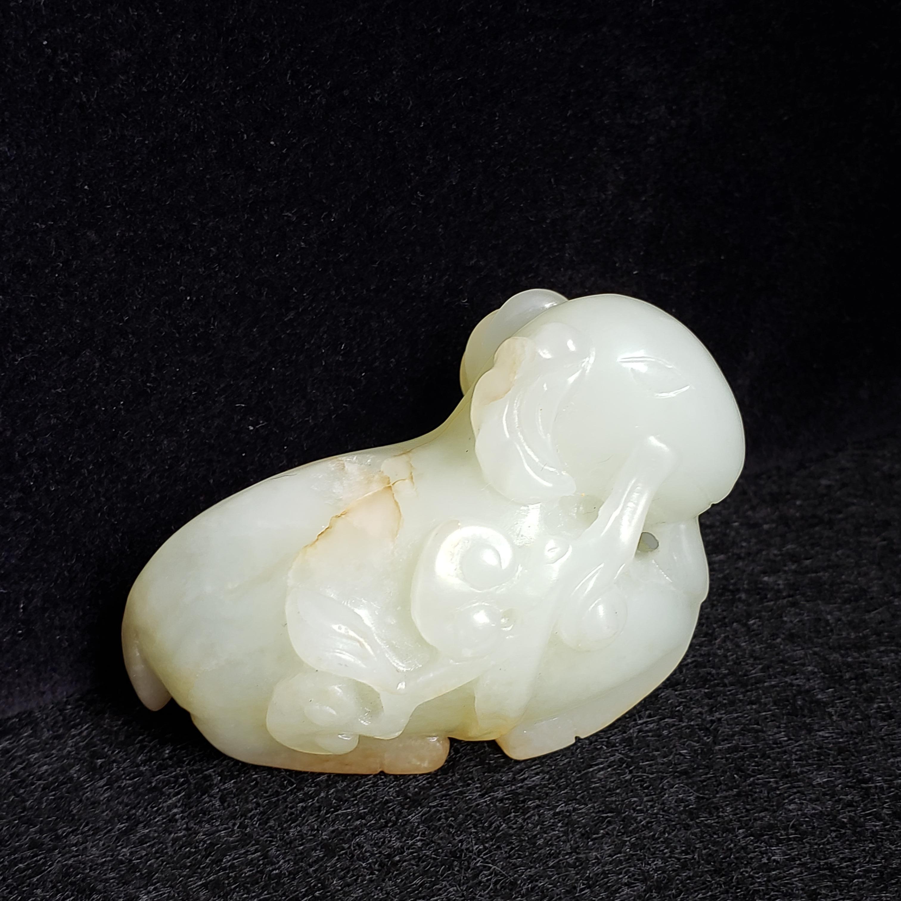 Bélier en jade céladon pâle et roussâtre avec Lingzhi, Dynastie Ming en vente 6