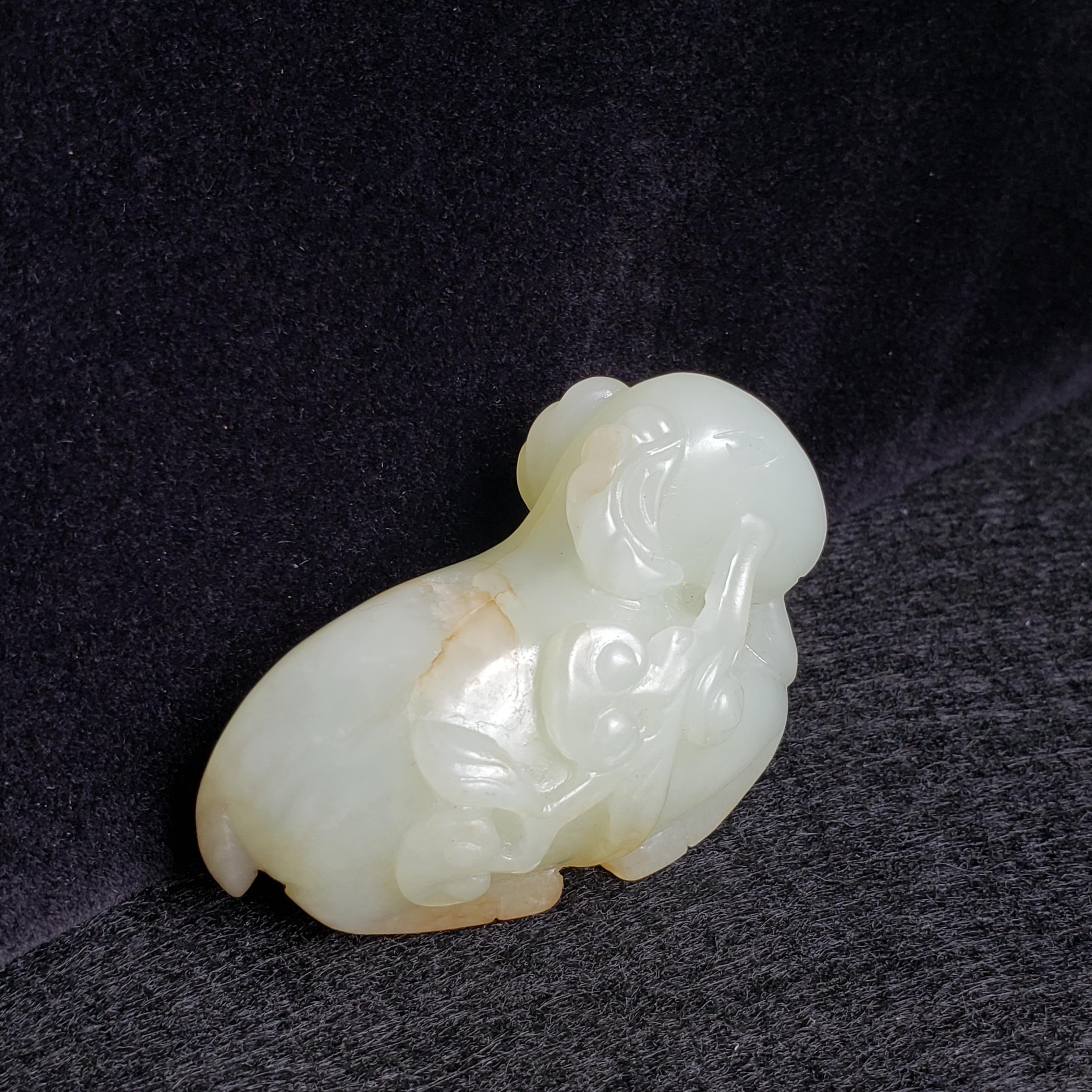Bélier en jade céladon pâle et roussâtre avec Lingzhi, Dynastie Ming en vente 7