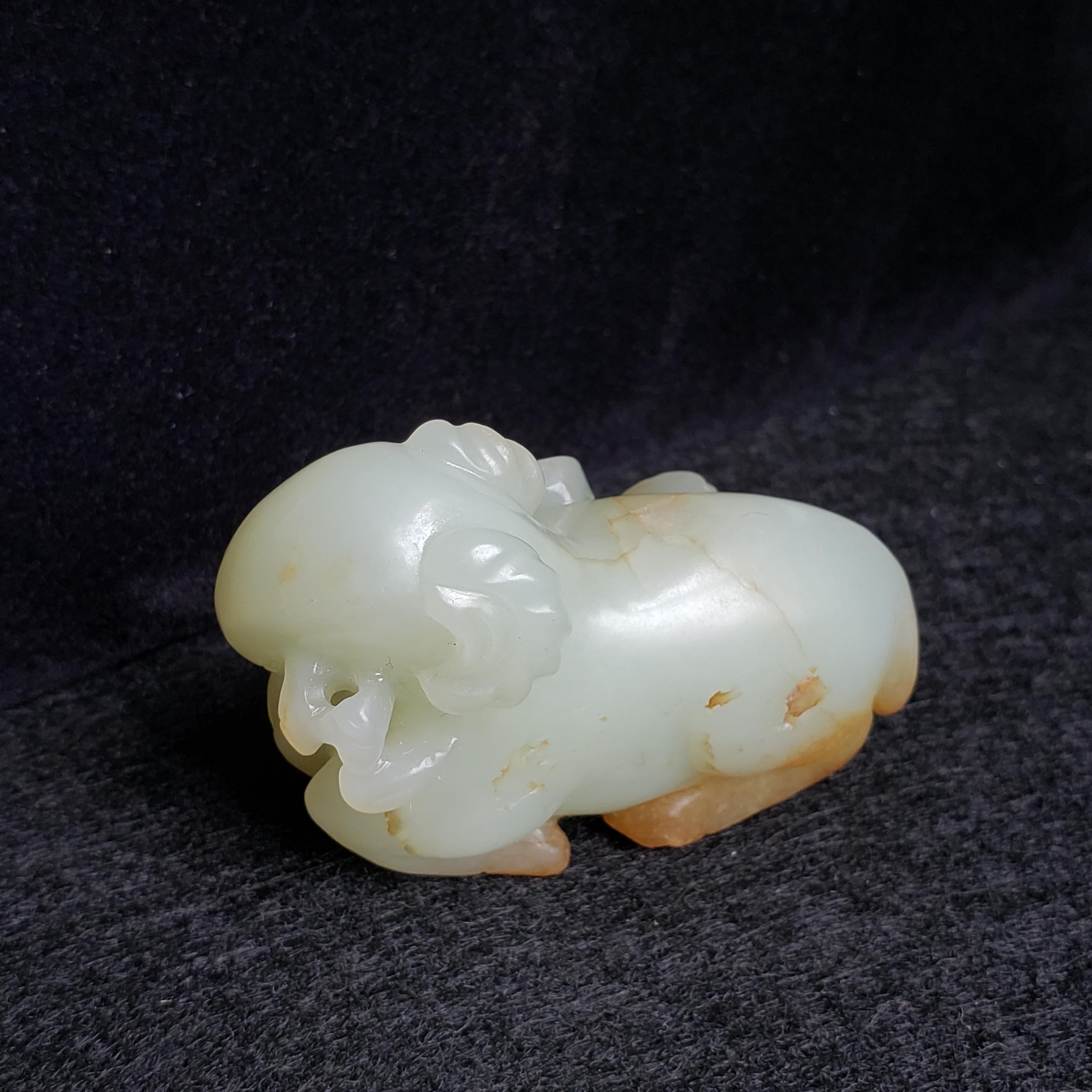 Bélier en jade céladon pâle et roussâtre avec Lingzhi, Dynastie Ming en vente 8