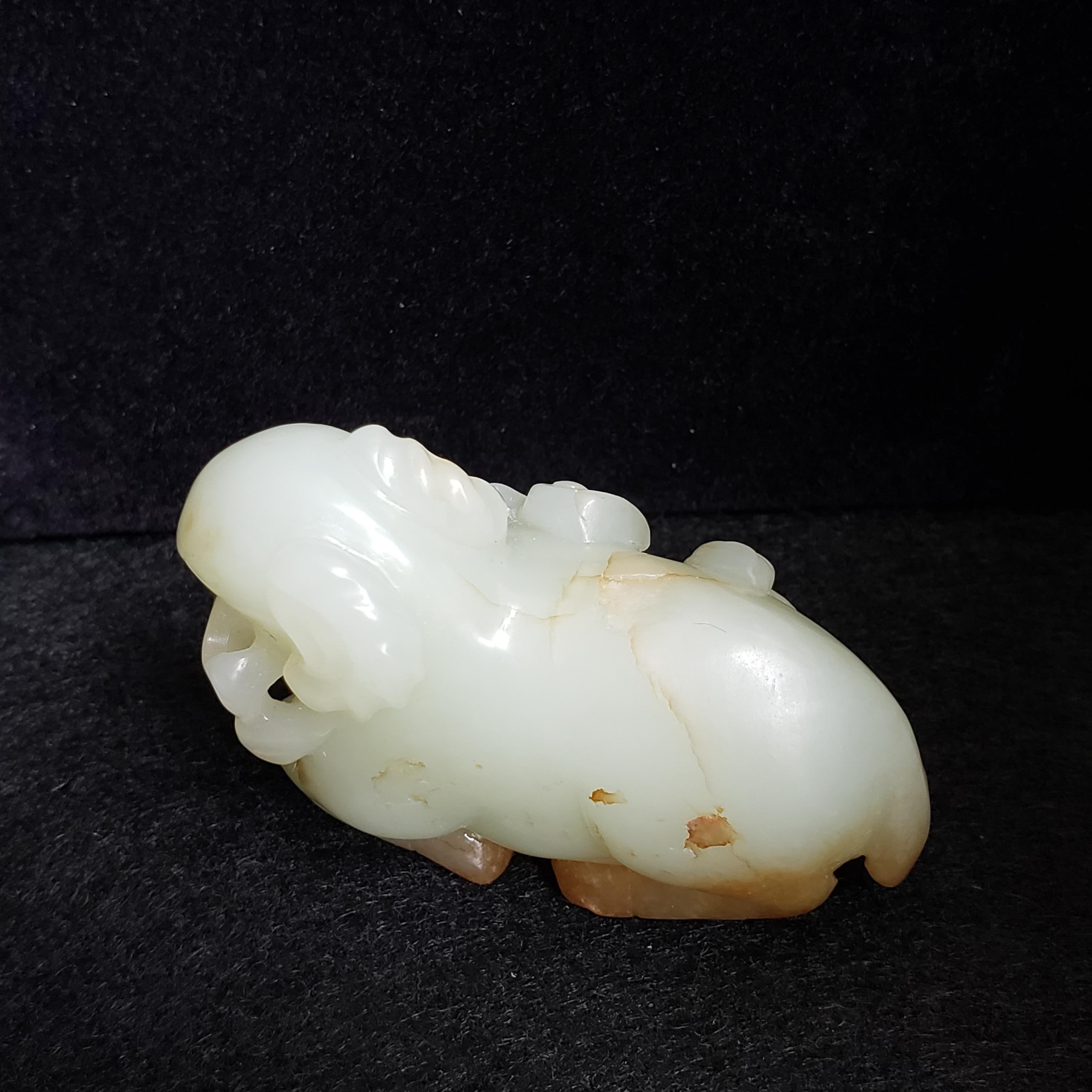 Bélier en jade céladon pâle et roussâtre avec Lingzhi, Dynastie Ming en vente 9