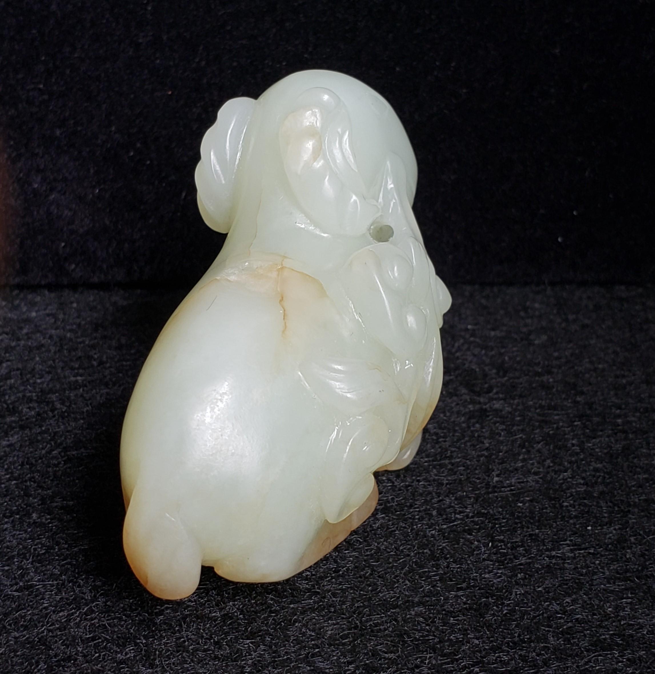 Bélier en jade céladon pâle et roussâtre avec Lingzhi, Dynastie Ming en vente 11