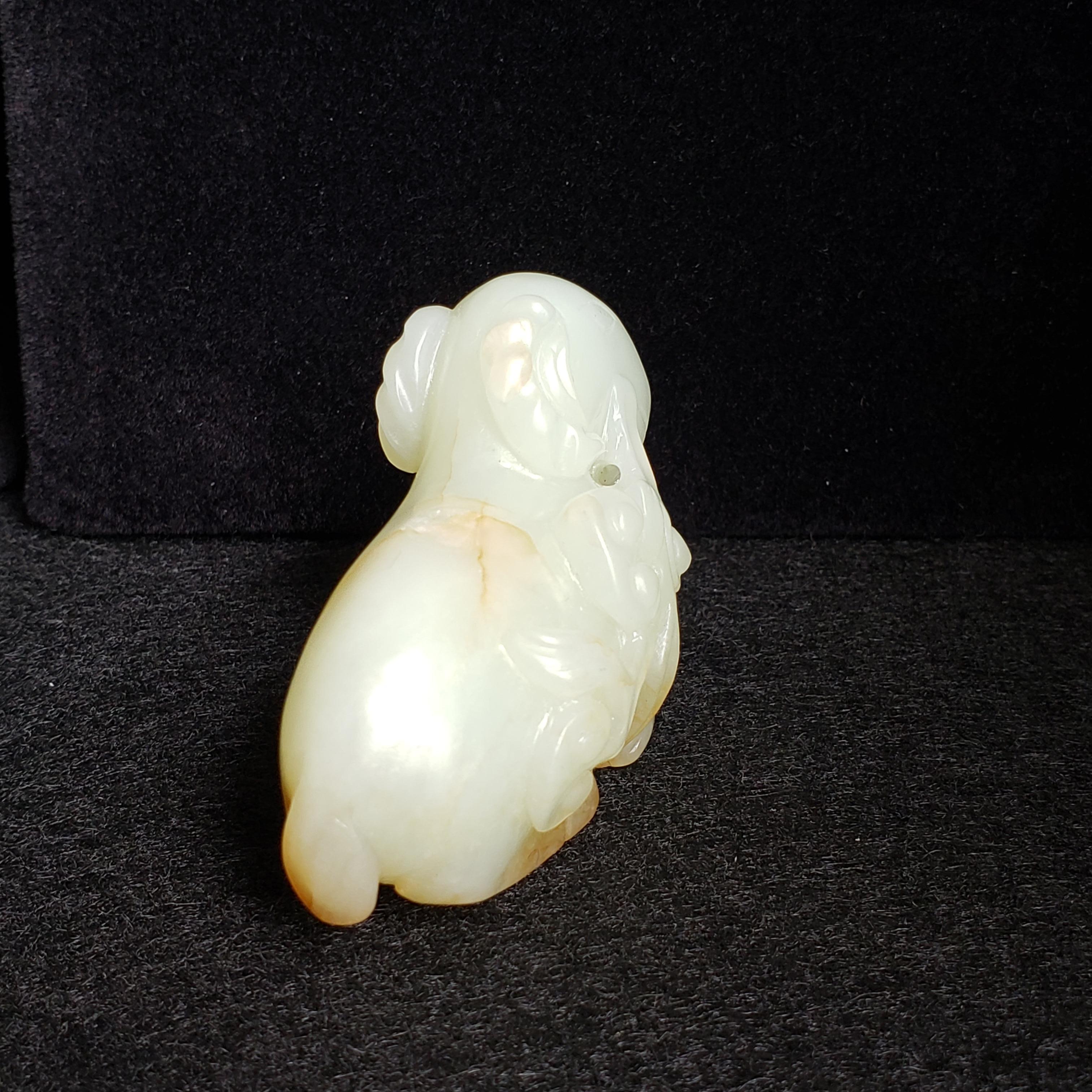 Bélier en jade céladon pâle et roussâtre avec Lingzhi, Dynastie Ming en vente 12