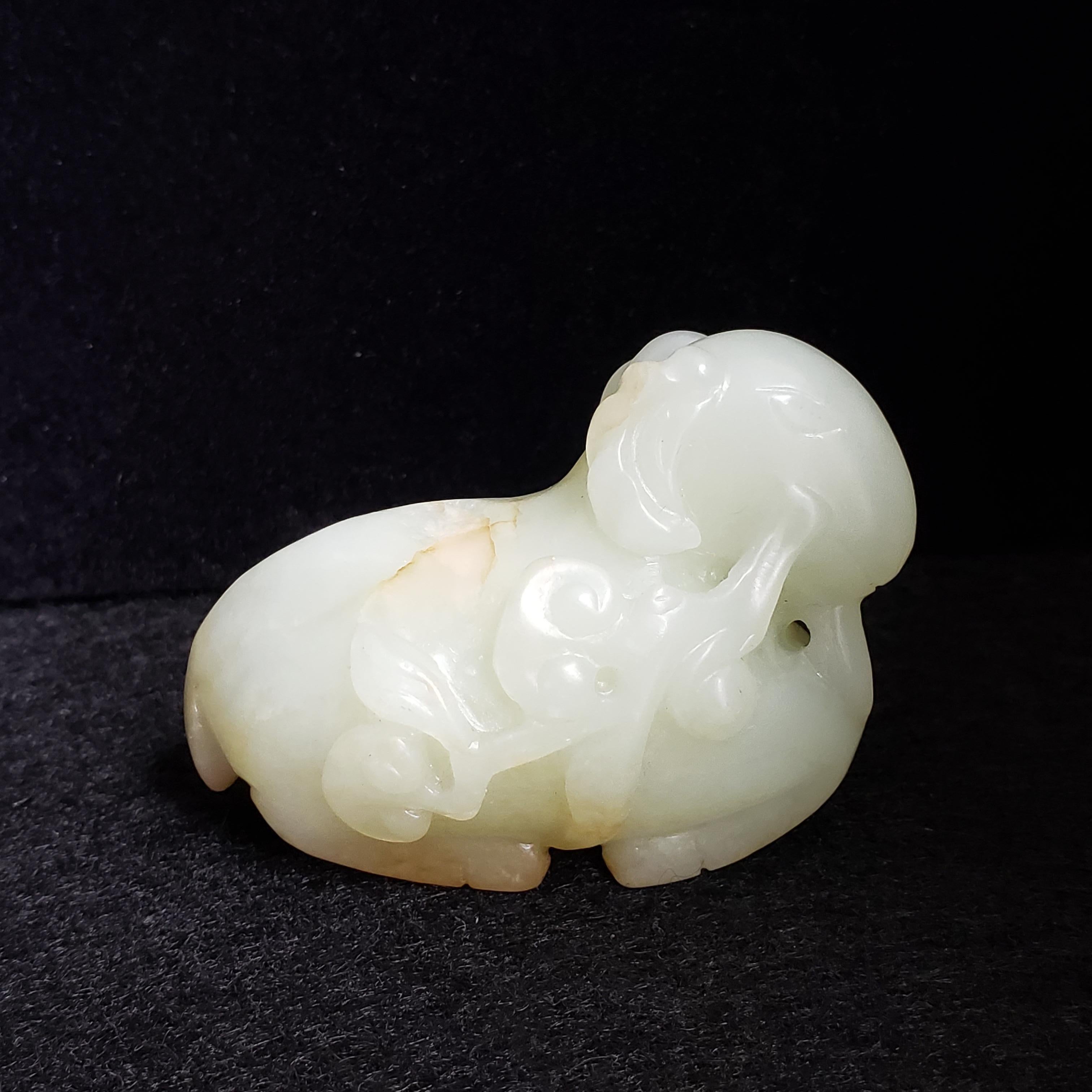 Bélier en jade céladon pâle et roussâtre avec Lingzhi, Dynastie Ming en vente 13