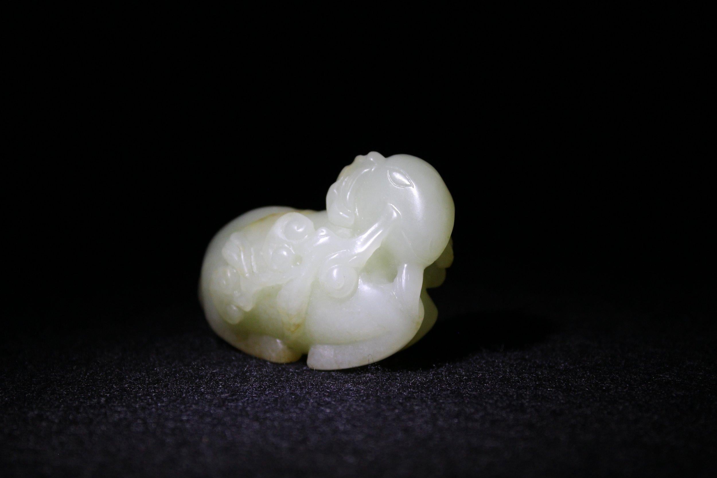 Bélier en jade céladon pâle et roussâtre avec Lingzhi, Dynastie Ming Bon état - En vente à San Diego, CA