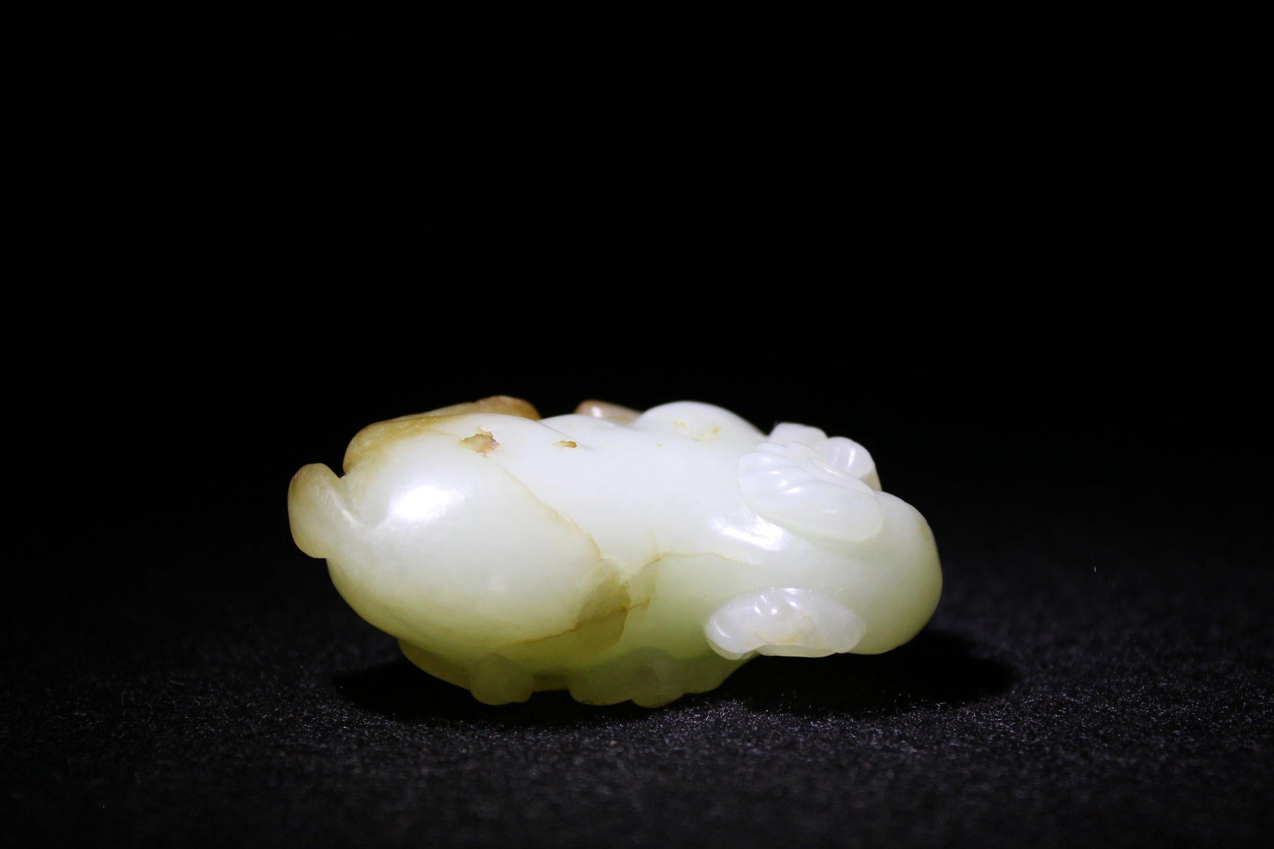 Bélier en jade céladon pâle et roussâtre avec Lingzhi, Dynastie Ming Unisexe en vente