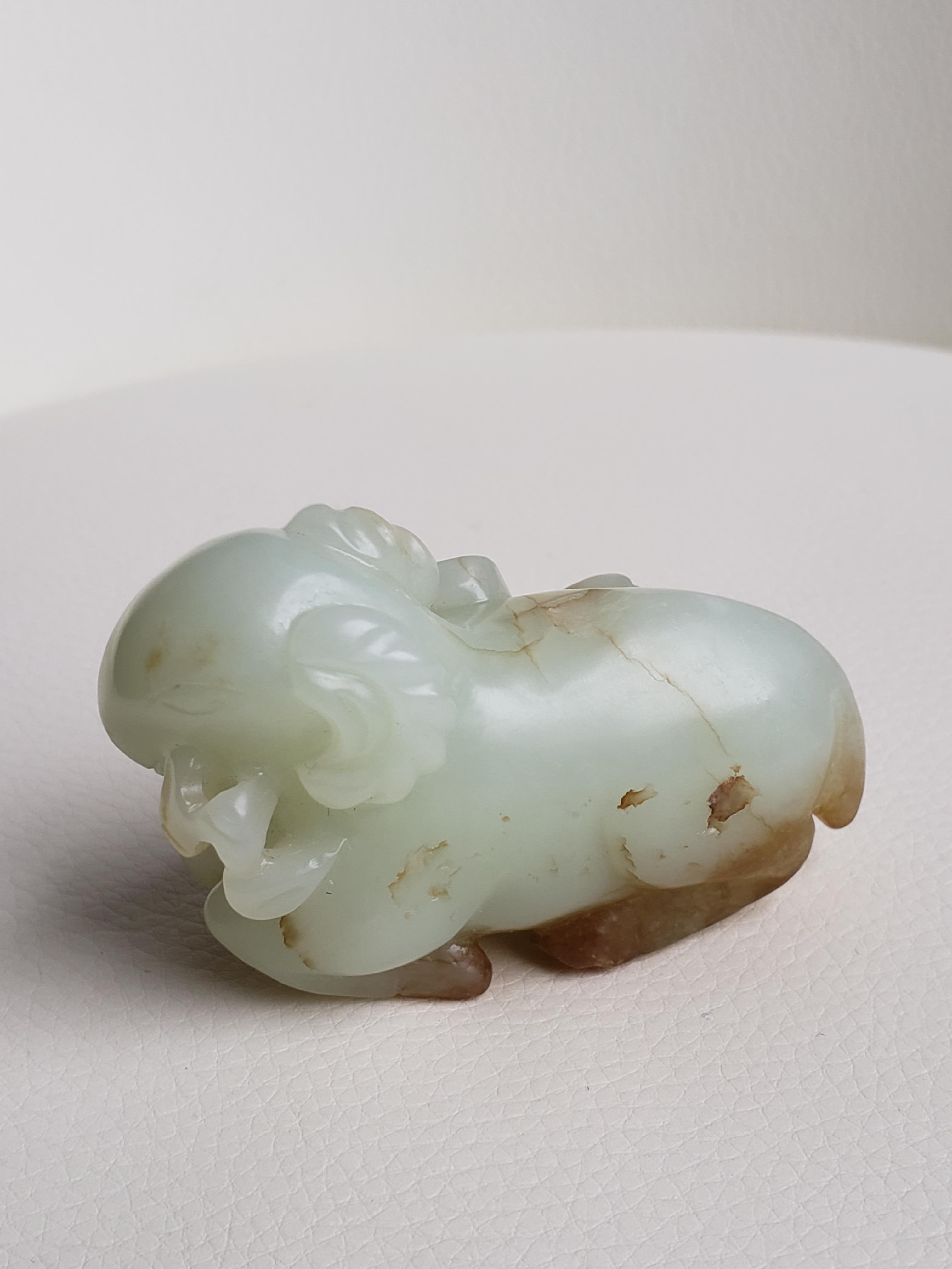 Bélier en jade céladon pâle et roussâtre avec Lingzhi, Dynastie Ming en vente 2
