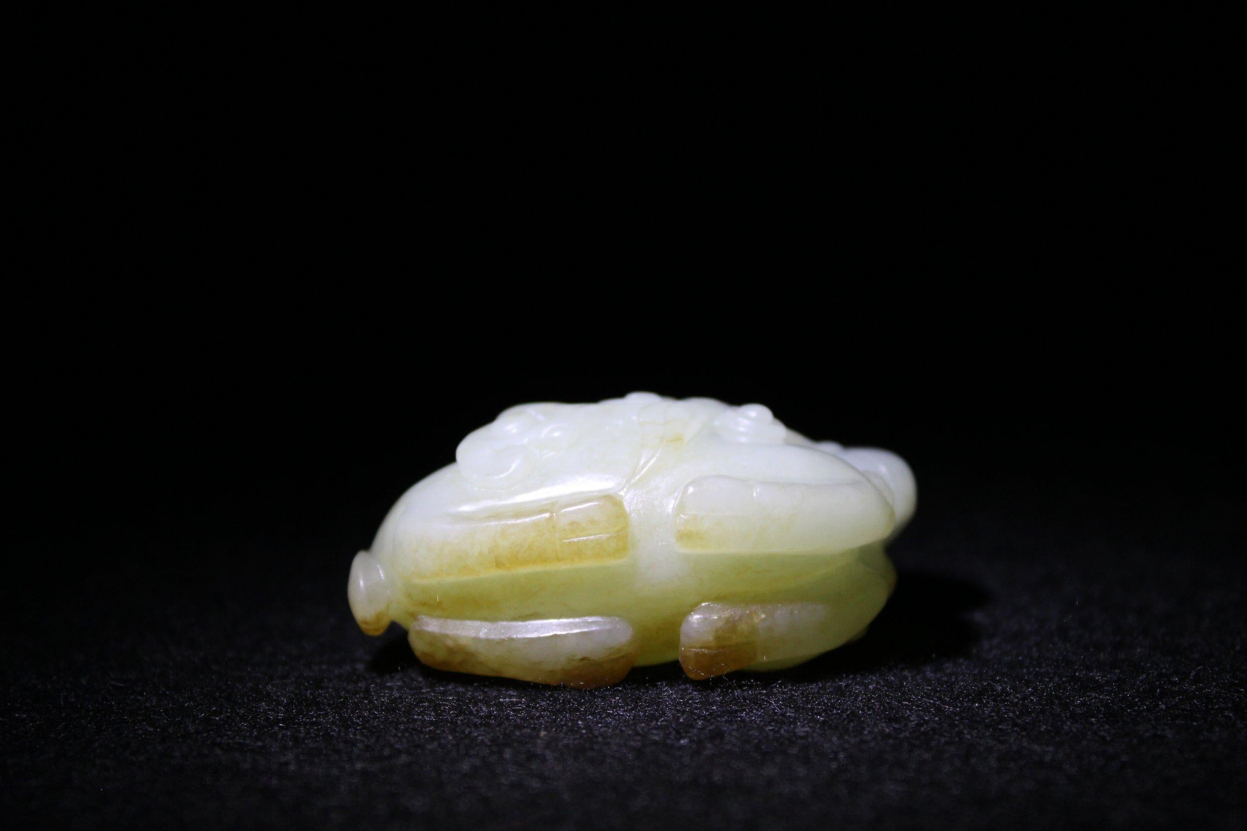 Bélier en jade céladon pâle et roussâtre avec Lingzhi, Dynastie Ming en vente 1