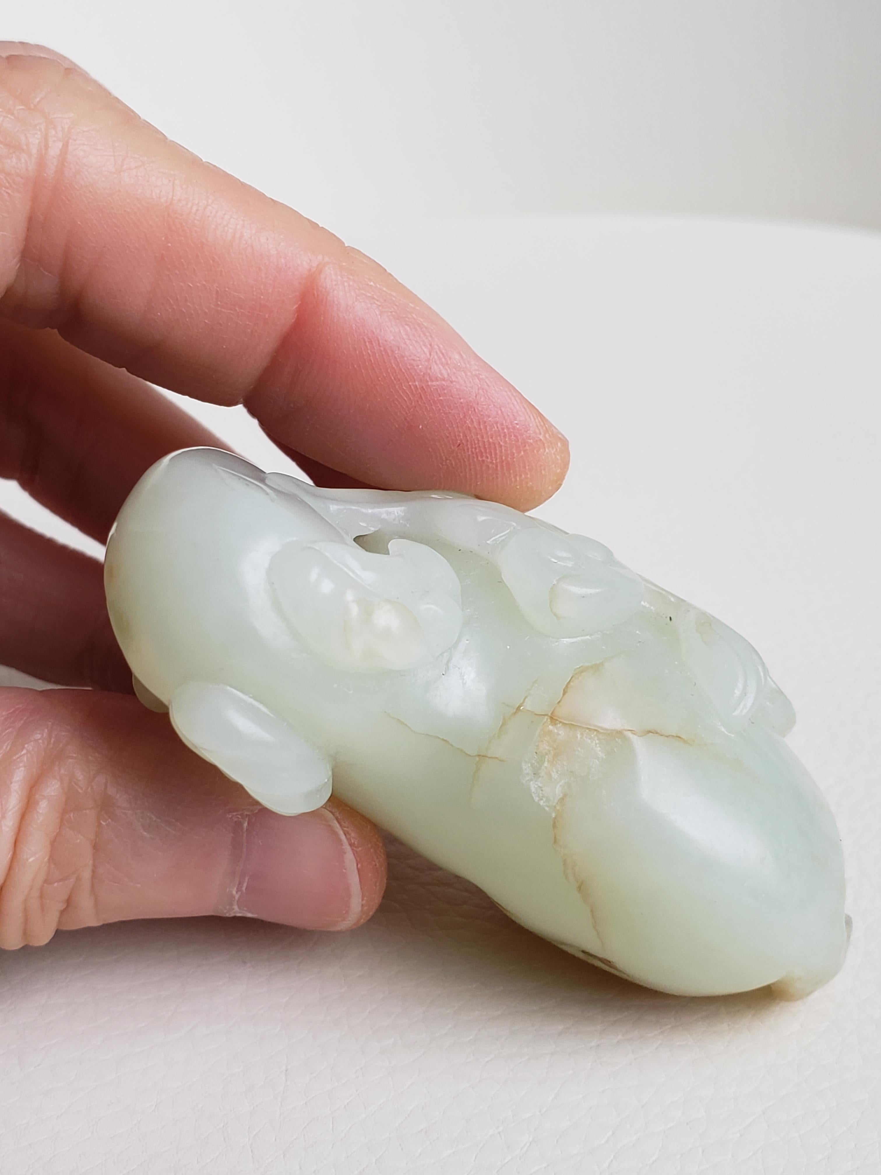 Bélier en jade céladon pâle et roussâtre avec Lingzhi, Dynastie Ming en vente 3