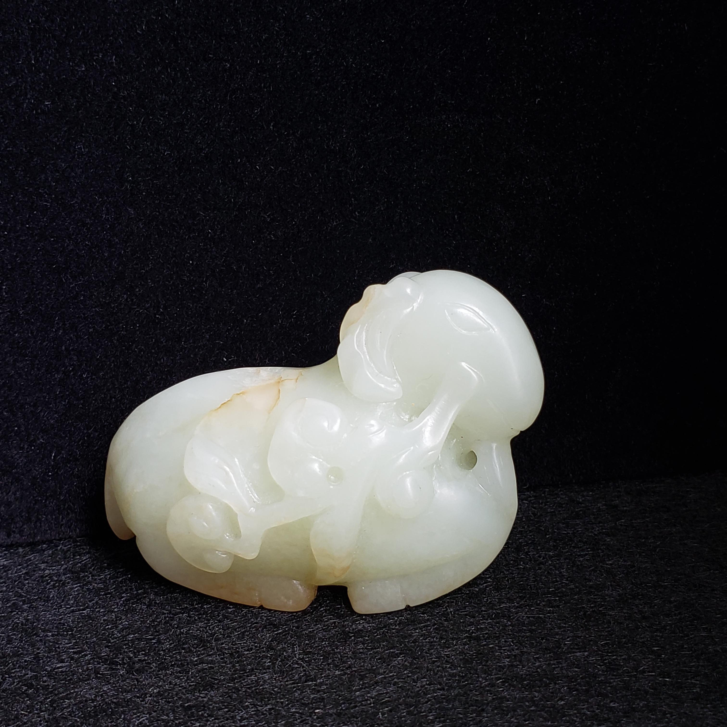 Bélier en jade céladon pâle et roussâtre avec Lingzhi, Dynastie Ming en vente 4