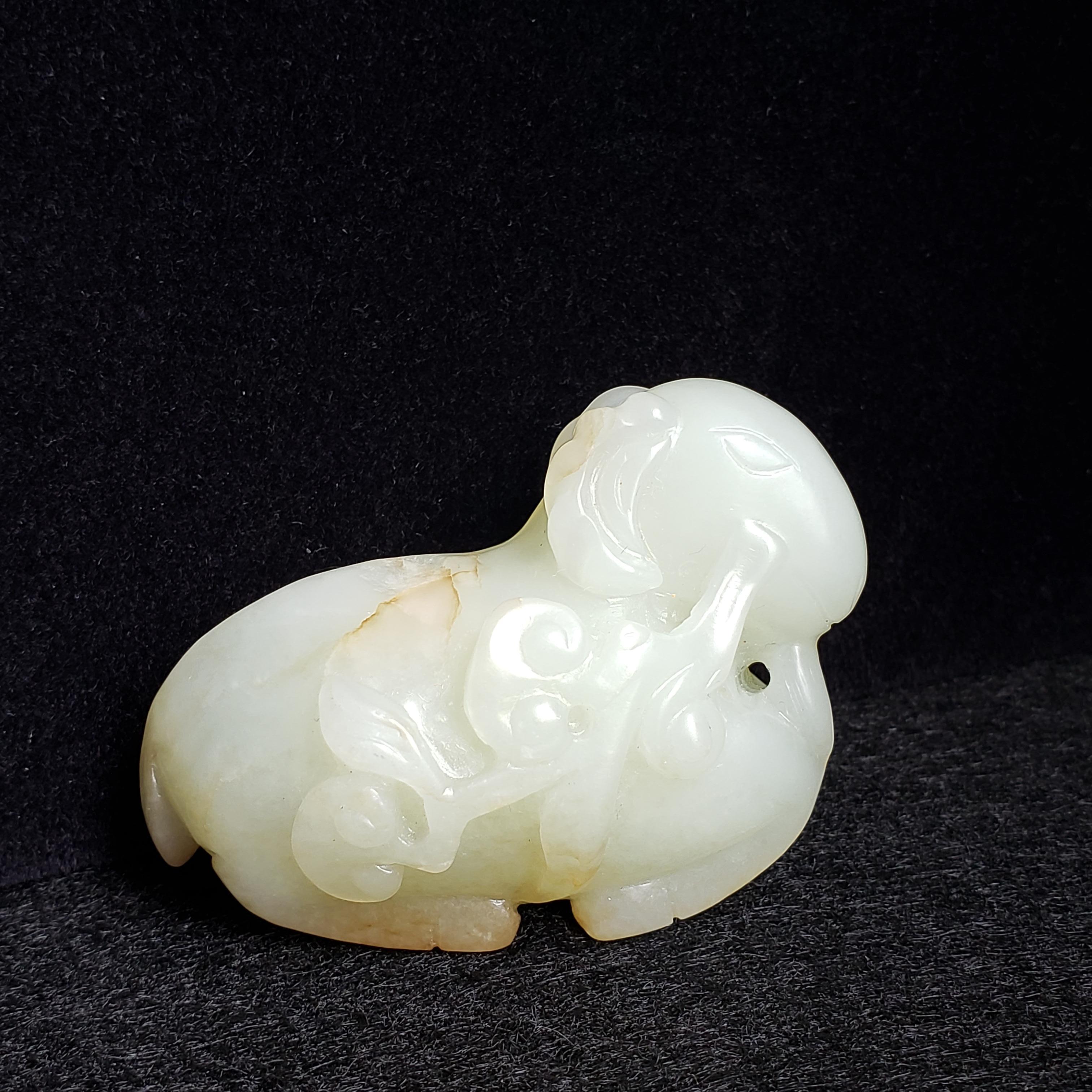 Bélier en jade céladon pâle et roussâtre avec Lingzhi, Dynastie Ming en vente 5